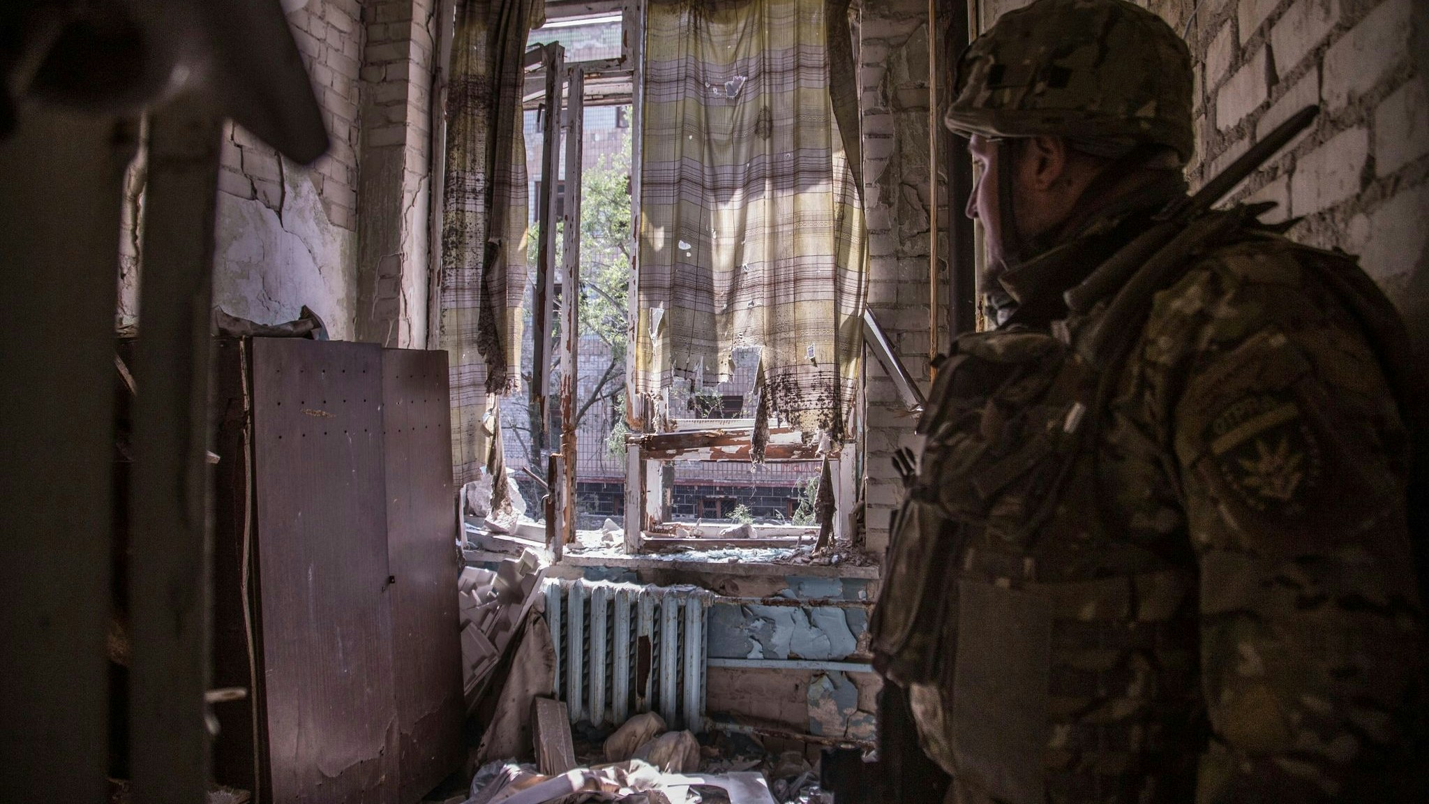 Blick in ein durch russischen Beschuss zerstörtes Wohnhaus in Horenka. Foto: dpa/Burza