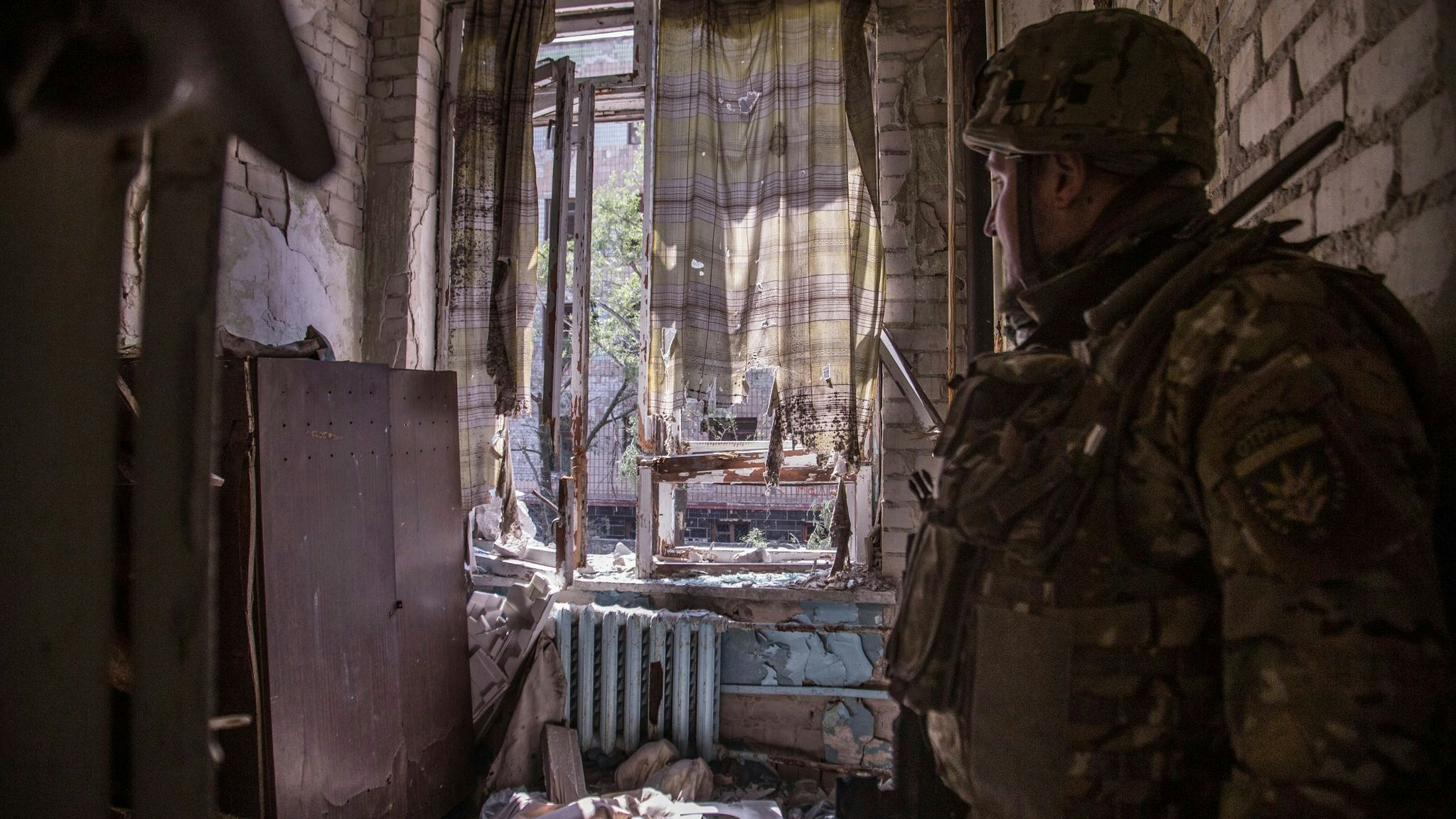 Ein ukrainischer Soldat steht während schwerer Kämpfe an der Front in Sjewjerodonezk in einer zerstörten Wohnung. Foto: dpa/Ratushniak