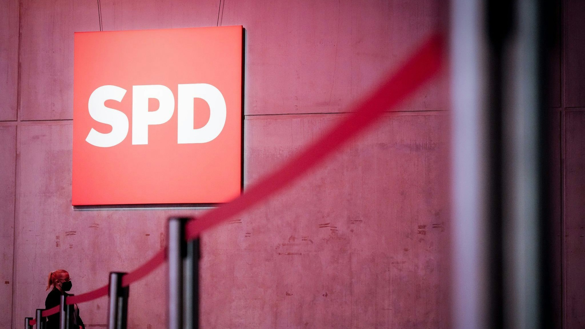 Blick auf das Logo der SPD in einer Verantstaltungshalle. Foto: dpa/Nietfeld