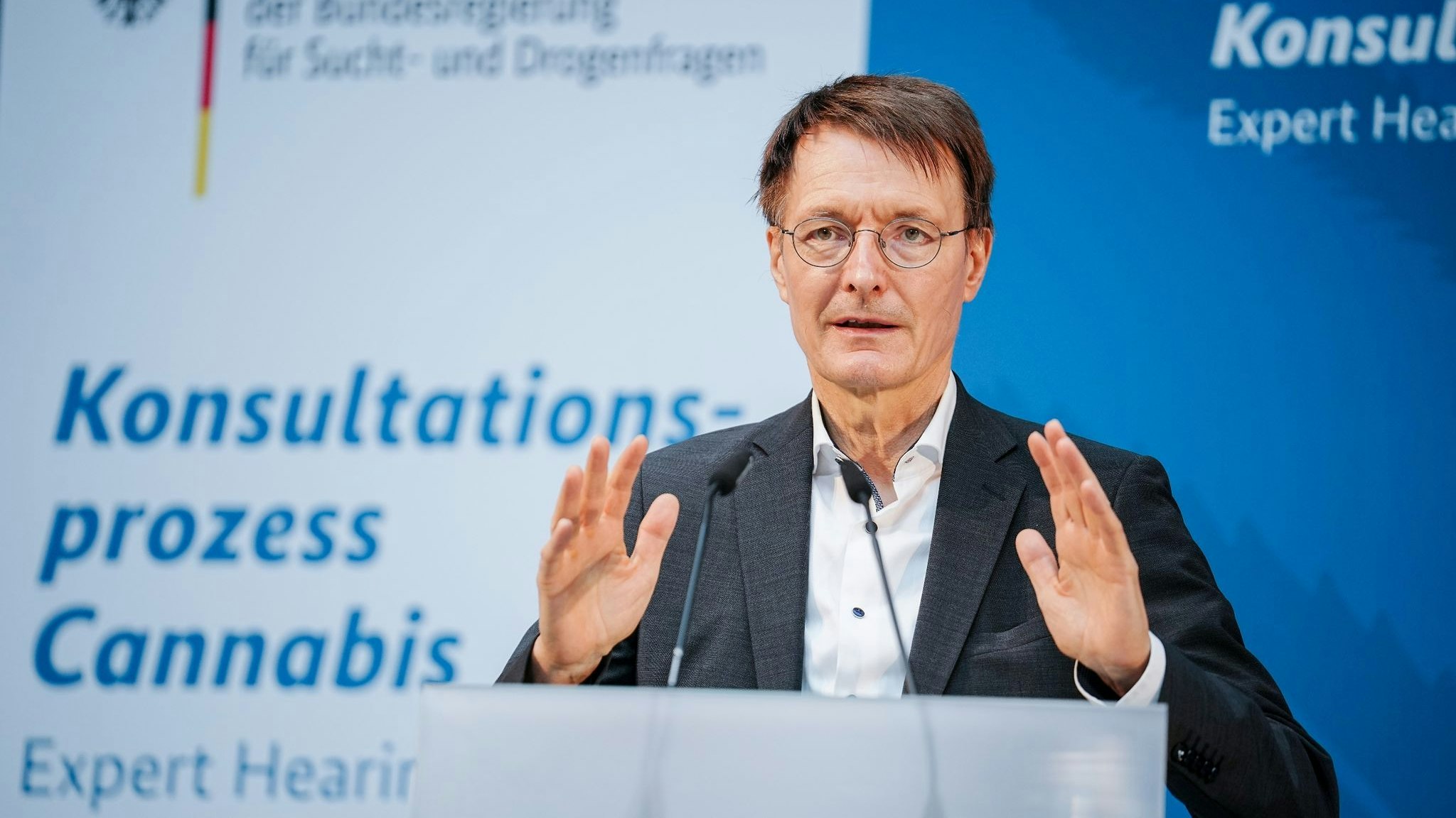 Gesundheitsminister Karl Lauterbach bei der Expertenanhörung zur Vorbereitung der geplanten kontrollierten Abgabe von Cannabis an Erwachsene in Deutschland. Foto: dpa/Nietfeld