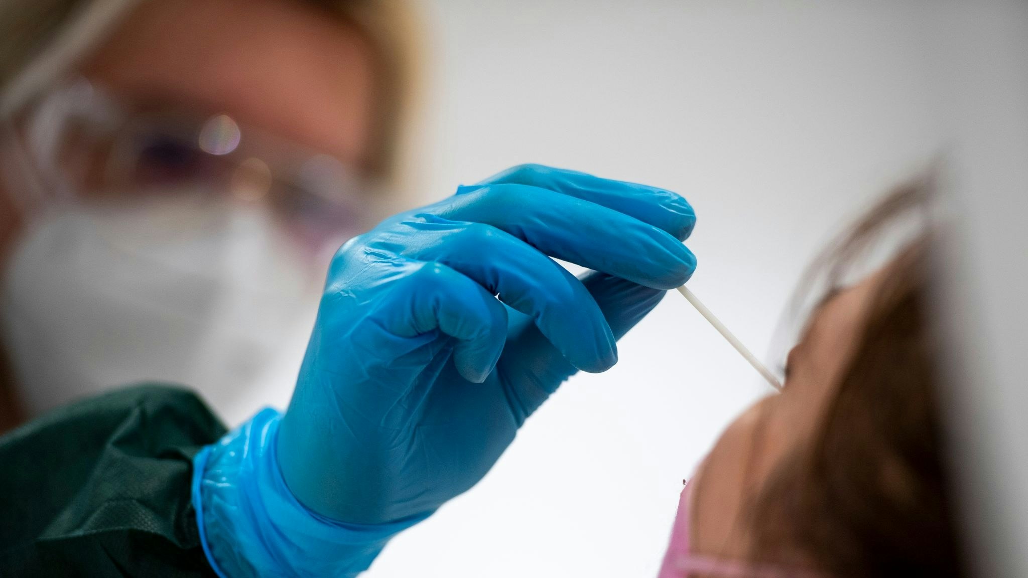 Eine Frau wird in einem Testzentrum auf das Coronavirus getestet. Foto: dpa/Gateau