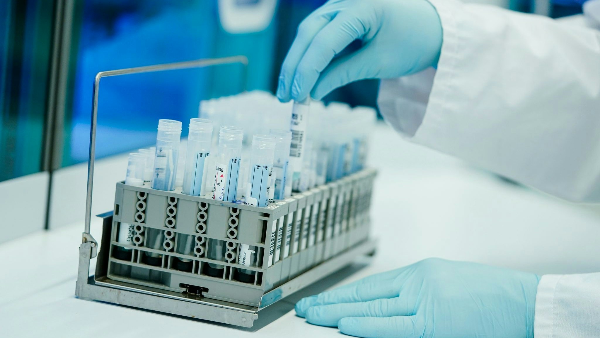 Ein Mitarbeiter bereitet in einem Heidelberger Coronatest-Labor PCR-Teströhrchen vor. Foto: dpa/Anspach