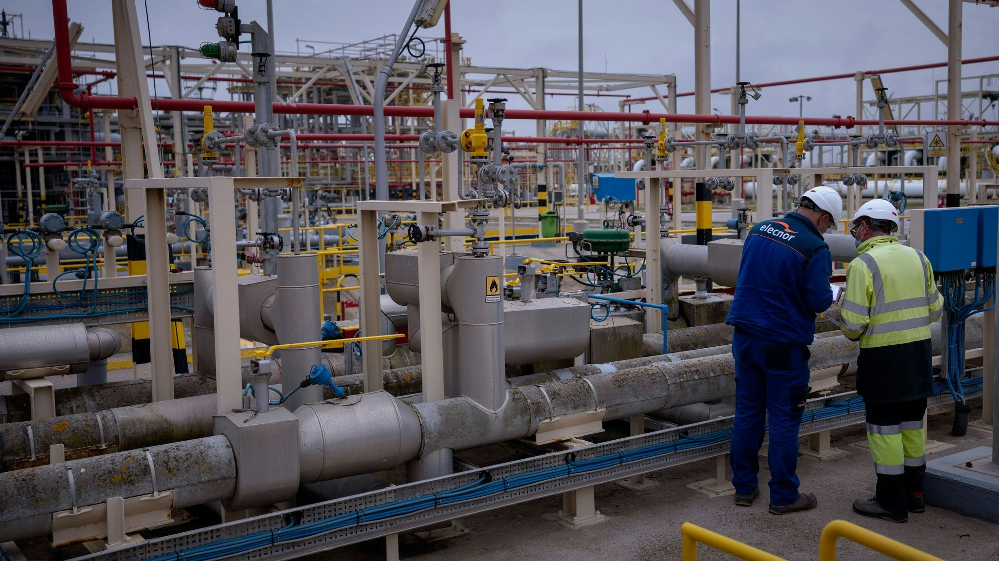 Arbeiter sind in der größten LNG-Anlage Europas in Spanien. Foto: dpa/Morenatti