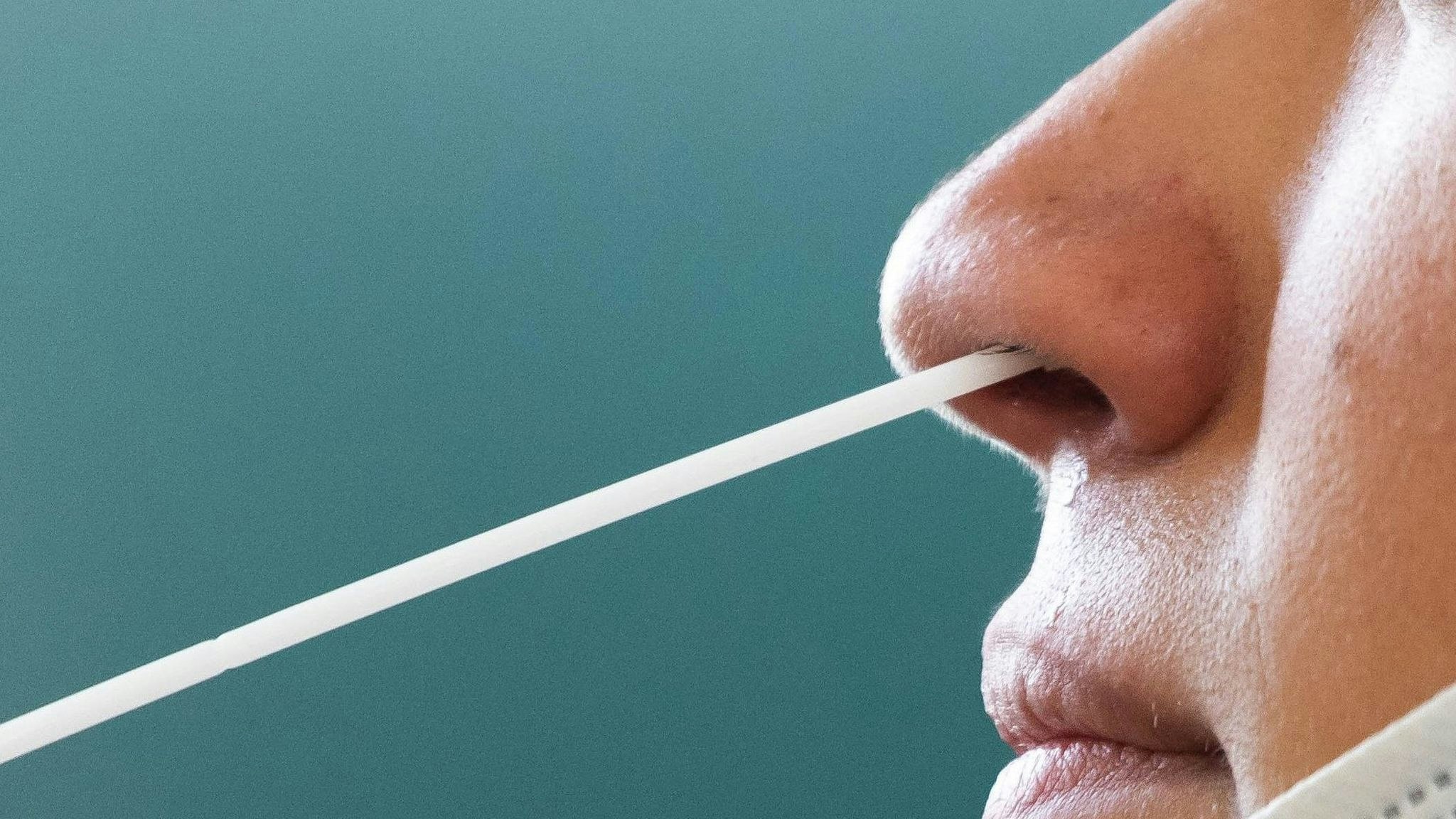 Einem Jugendlichen wird ein Nasenabstrich für einen Corona-Test entnommen. Foto: dpa/Ditfurth