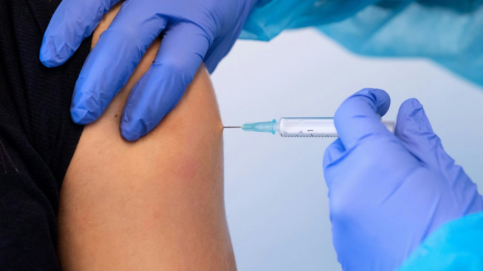 Inmitten der aktuellen Corona-Welle halten EU-Behörden inzwischen eine zweite Boosterimpfung für über 60-Jährige für sinnvoll. Foto: dpa/Hoppe
