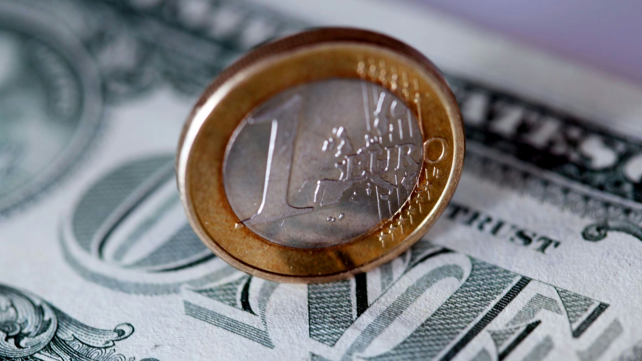 Der Euro ist erstmals seit fast 20 Jahren nur noch so viel wert wie ein Dollar. Foto: dpa/Berg