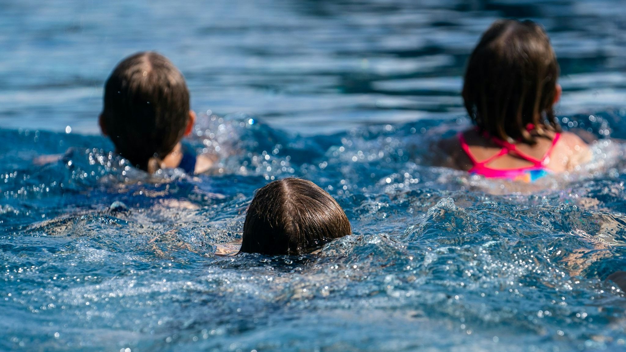 Kinder schwimmen in einem Schwimmbecken. Foto: dpa/Armer