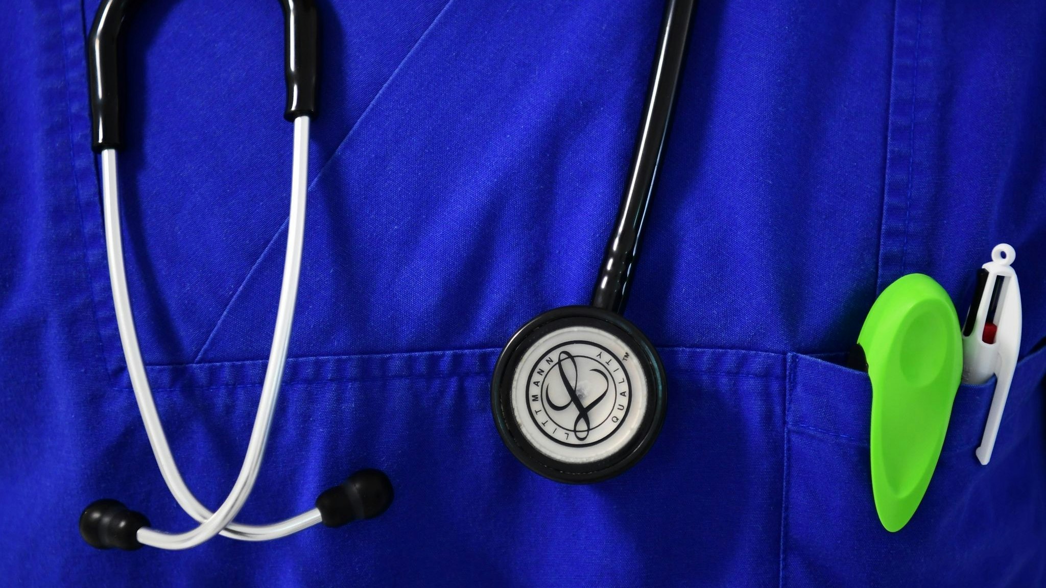 Ein Stethoskop hängt um den Hals eines Arztes. Foto: dpa/Stache