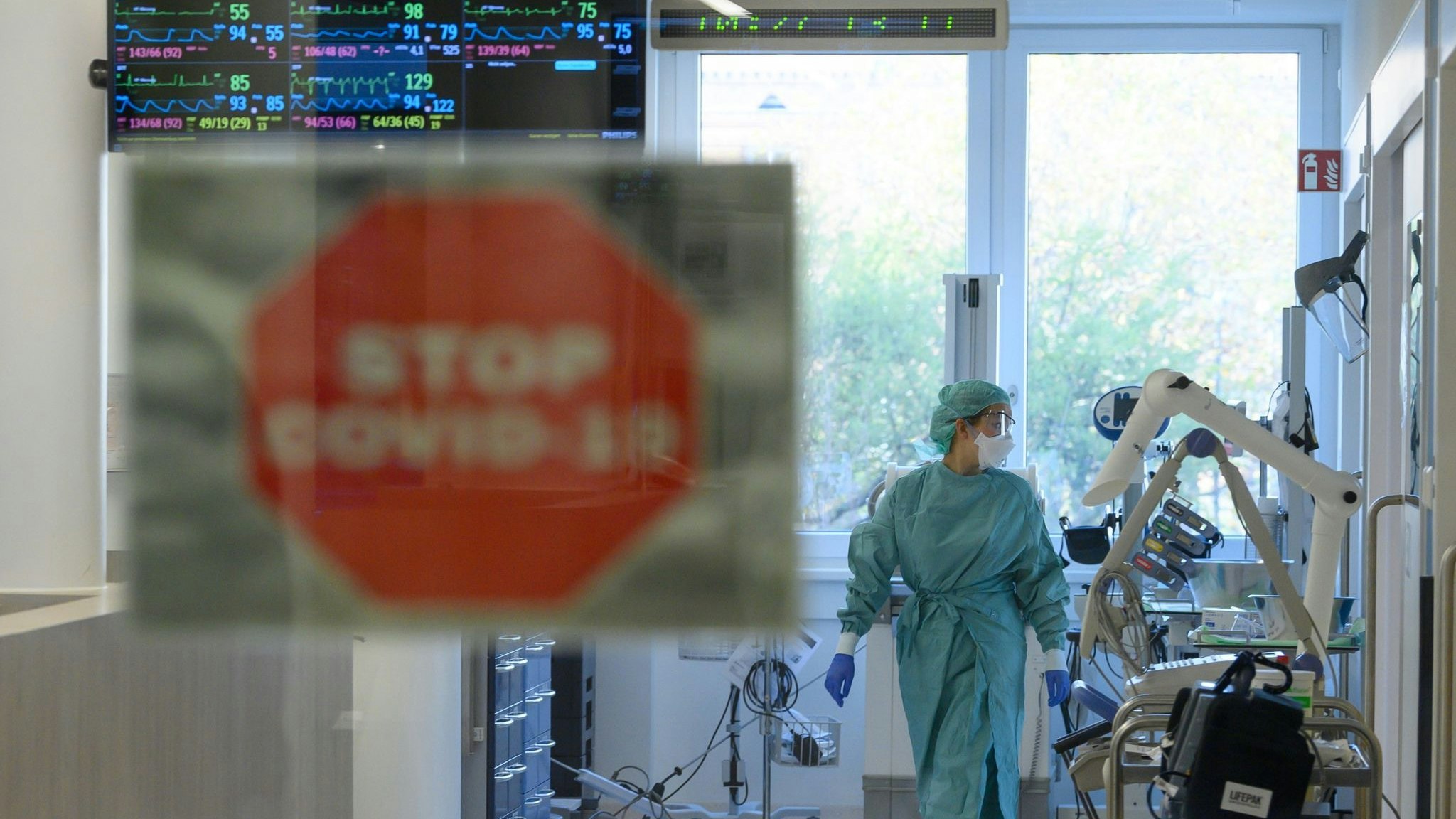 Eine Intensivpflegerin läuft in der Corona-Intensivstation des Universitätsklinikums Dresden über den Gang. Foto: dpa/Michael