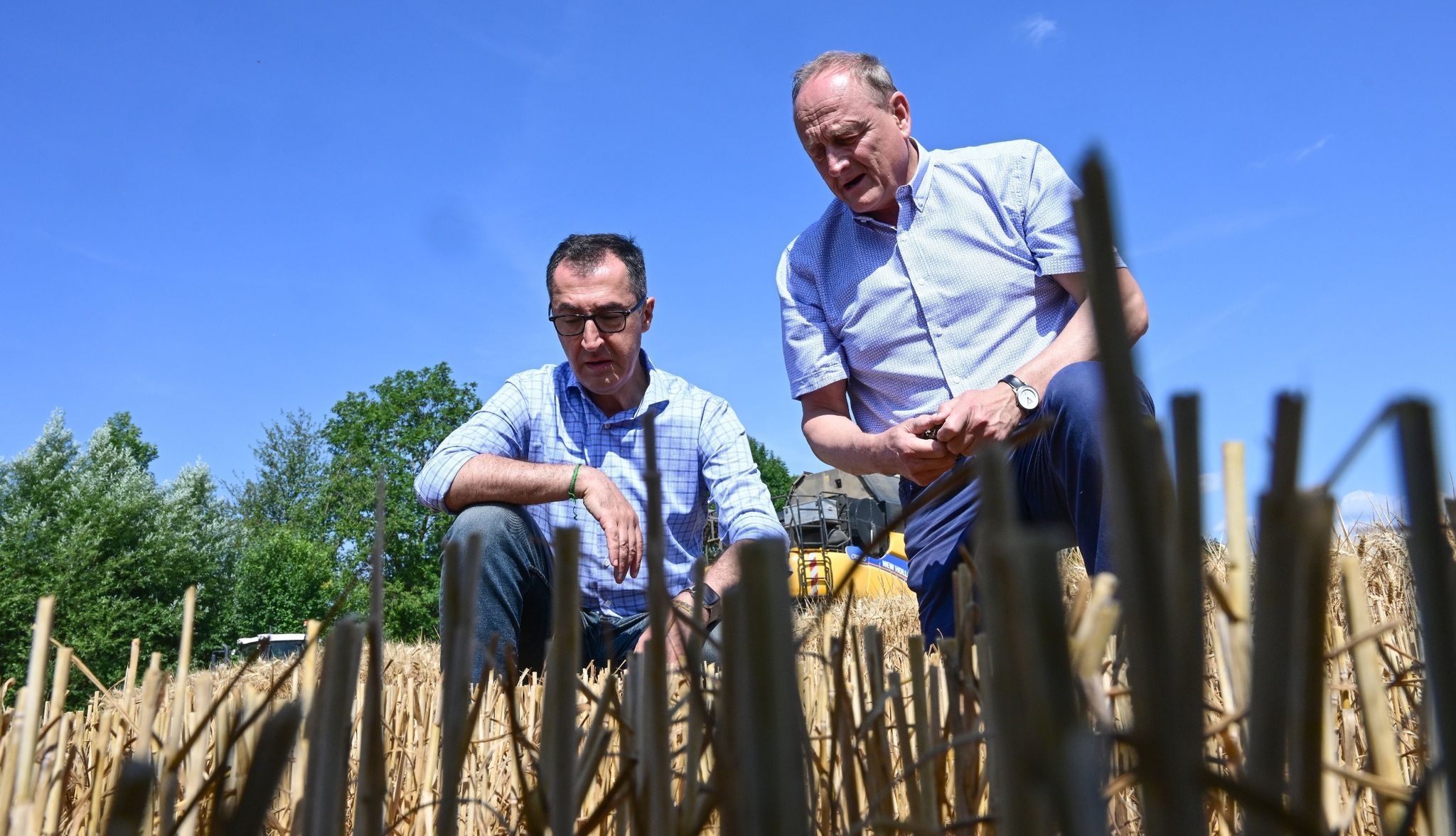 Bundesagrarminister Cem Özdemir (l, Bündnis 90/Die Grünen) unterhält sich bei einem Besuch mit Joachim Rukwied, dem Präsidenten des Deutschen Bauernverbands, auf einem Getreidefeld. Foto: dpa/Weißbrod