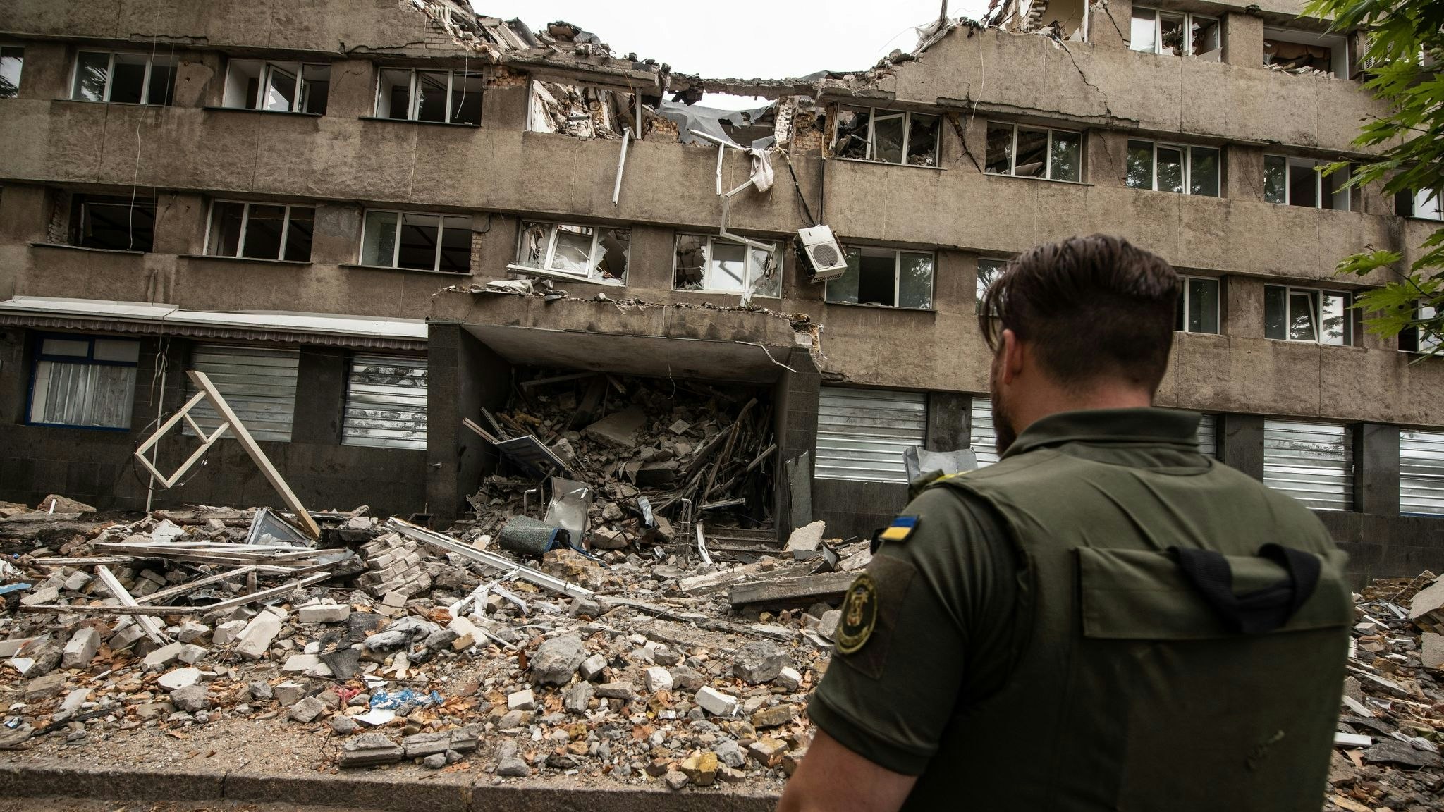 Ein ukrainischer Soldat steht vor einem zerstörten Haus in Mykolajiw. Es ist eine der am meisten angegriffenen Städte des Landes. Foto: dpa/Perez