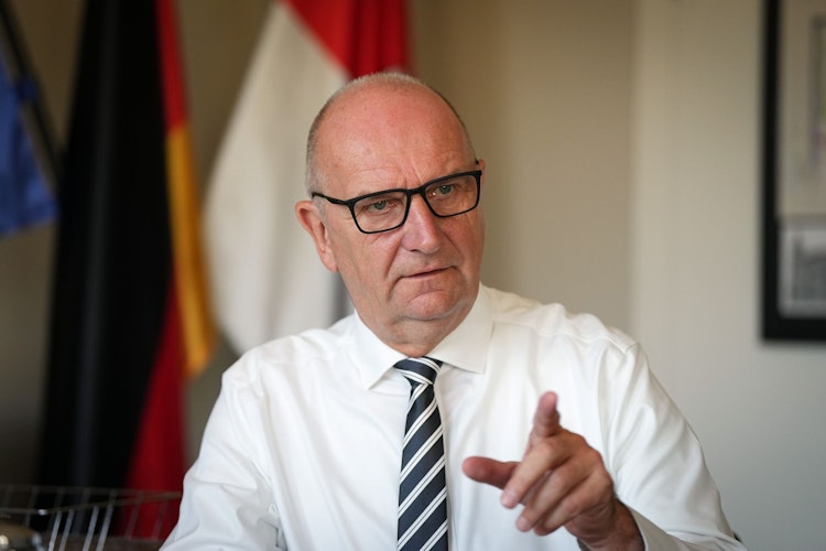 Brandenburgs Mininsterpräsident Dietmar Woidke: Die Menschen wollen klare und einheitliche Regelungen. Foto: dpaStache