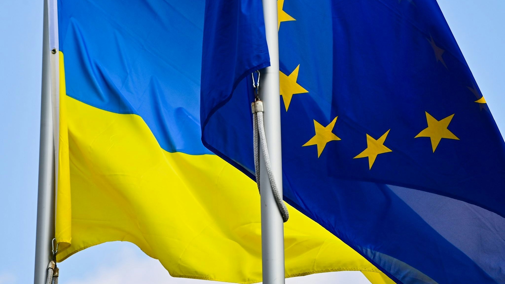 Die Fahnen der Ukraine und der EU. Foto: dpa/Pleul