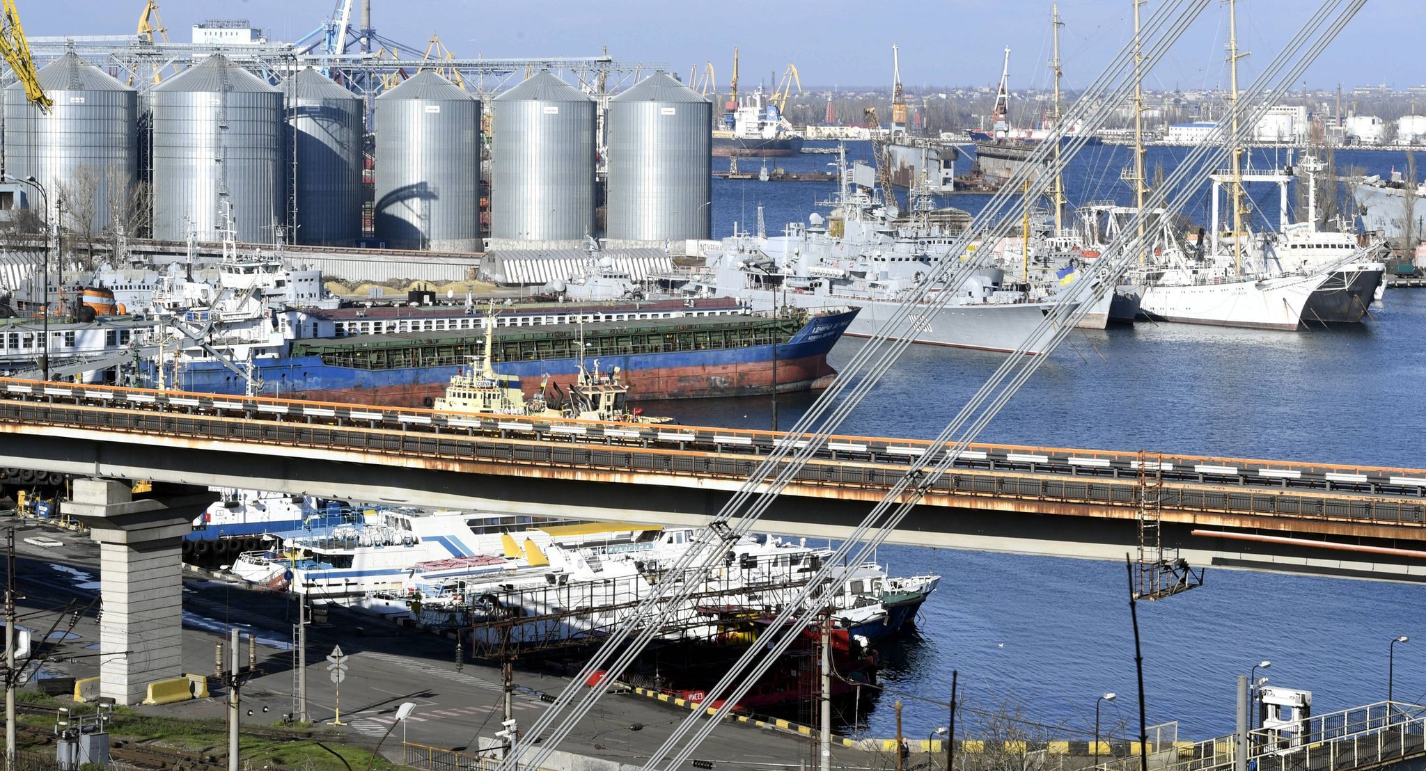 Blick auf den Hafen von Odessa im November 2016. Einen Tag nach der Vereinbarung über die Ausfuhr von ukrainischem Getreide über das Schwarze Meer hat Russland nach Angaben aus Kiew den Hafen von Odessa mit Raketen beschossen. Foto: dpa/Nukari