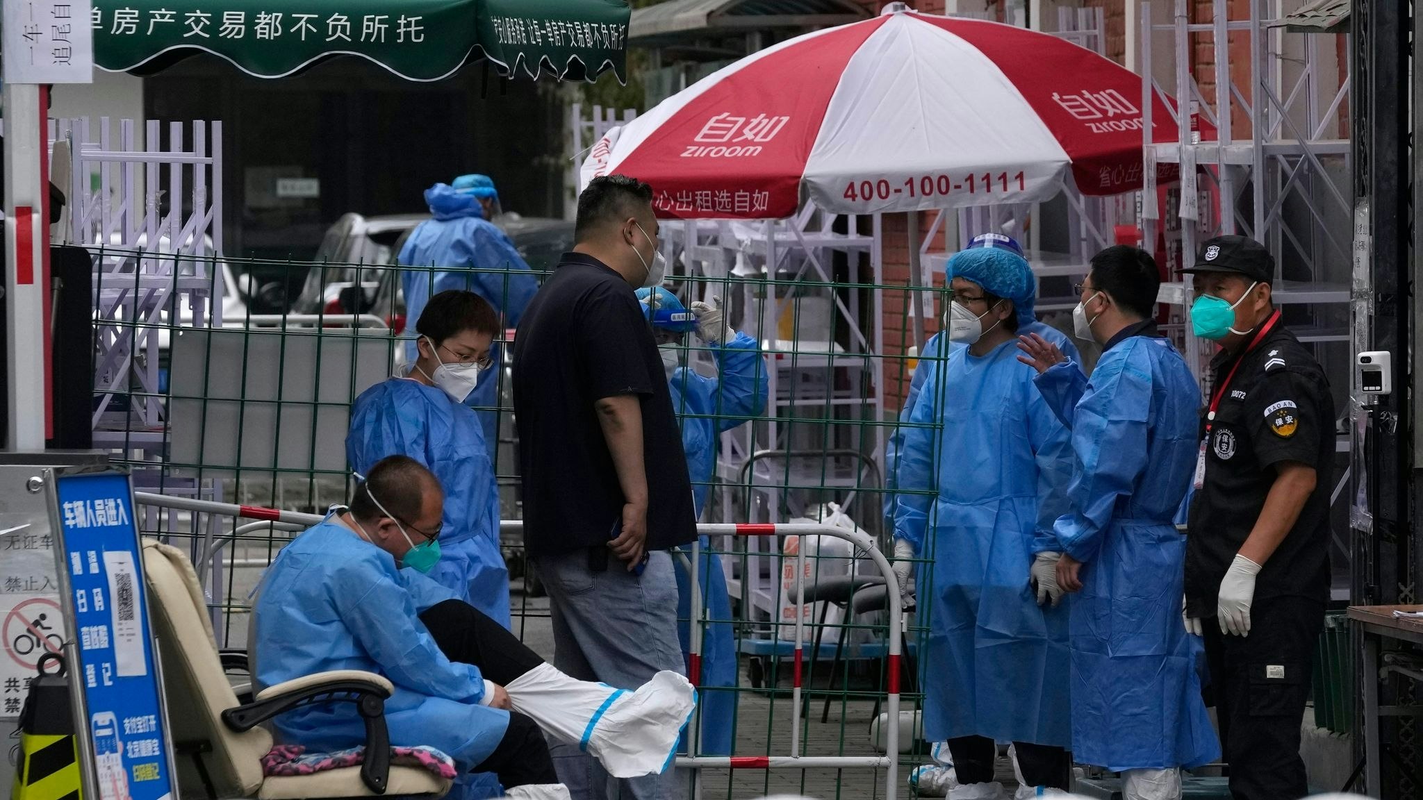 Medizinisches Personal steht am Eingang einer abgeriegelten Gemeinde in Peking: Auf der Suche nach dem Ursprung des Coronavirus Sars-CoV-2 kommt Wissenschaftlern zufolge wahrscheinlich ein Markt in Wuhan in Betracht. Foto: dpa/NG Han Guan