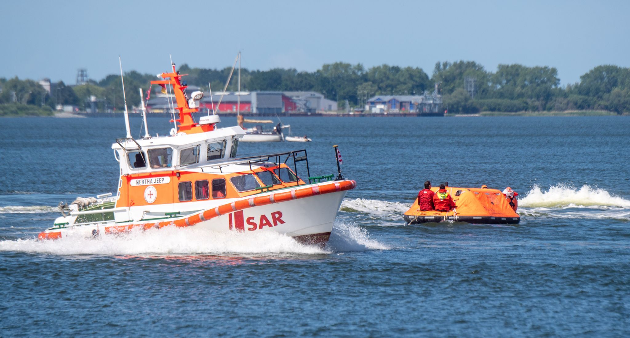 Das Seenotrettungsboot Hertha Jeep der Deutschen Gesellschaft zur Rettung Schiffbrüchiger (DGzRS) fährt. Foto: dpa/Sauer