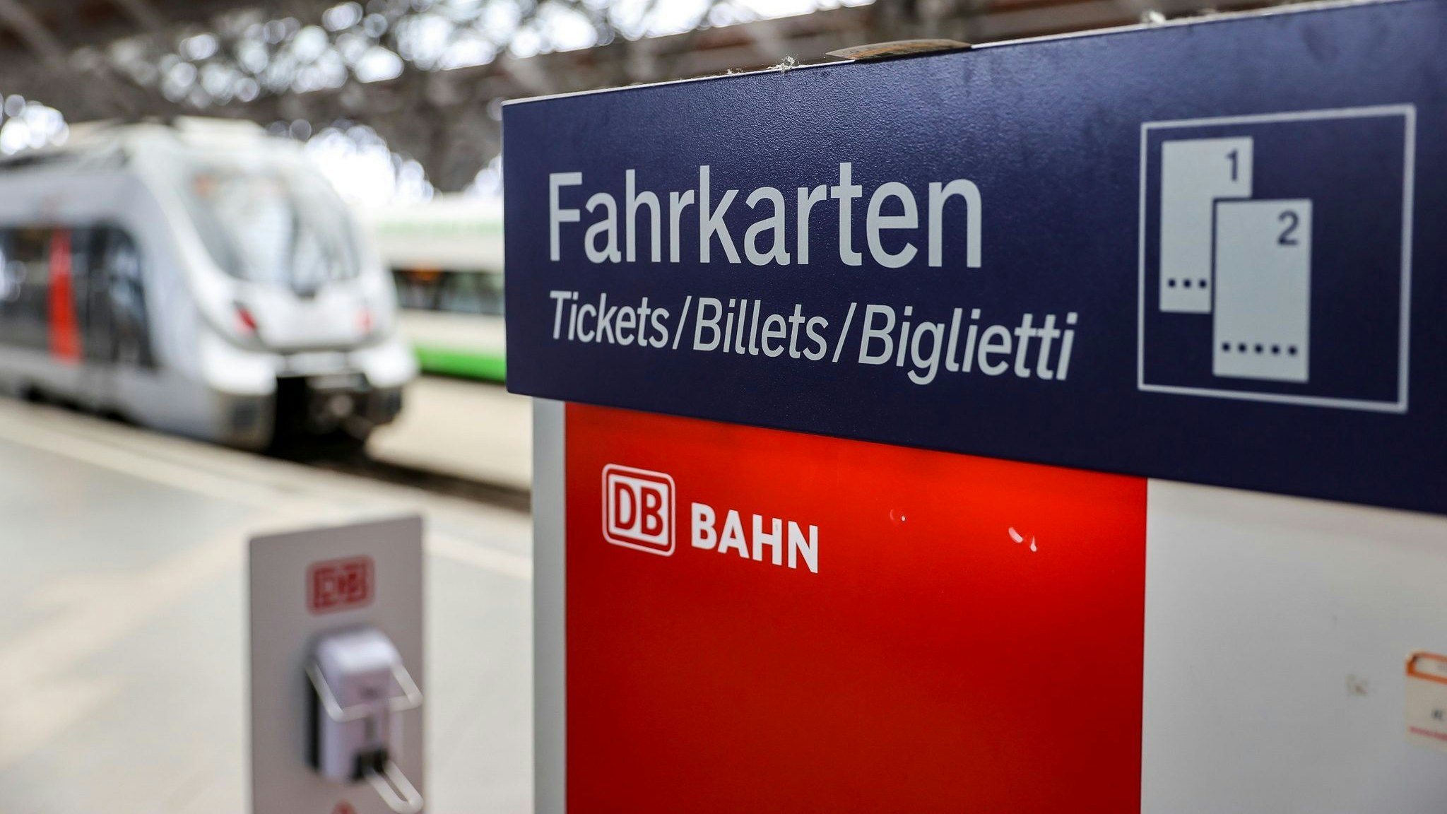 Ein Fahrkartenautomat der Deutschen Bahn steht an einem Bahnhof. Foto: dpa/Woitas