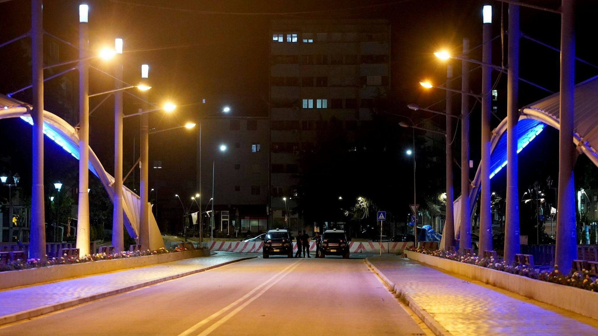 Polizisten sichern mit ihren Fahrzeugen eine Brücke in Mitrovica. Im überwiegend serbisch bevölkerten Norden des Kosovos hatten militante Serben am Sonntag Barrikaden errichtet. Foto: dpa/Beqiri