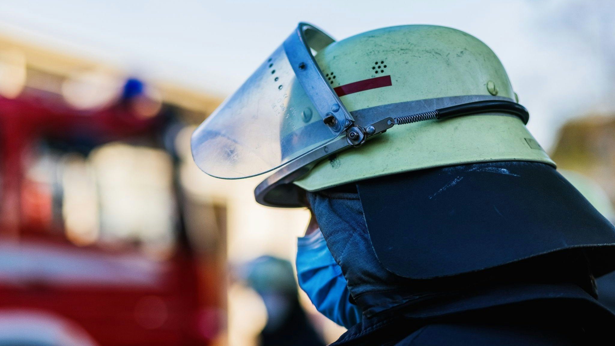 Ein Feuerwehrmann mit Helm und Maske. Foto: dpa/von Ditfurth