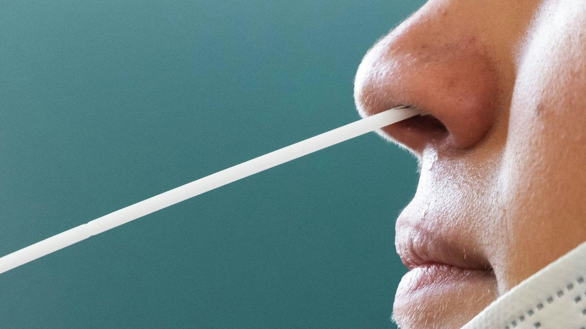 Einem Jugendlichen wird ein Nasenabstrich für einen Corona-Test entnommen. Foto: dpa/von Ditfurth