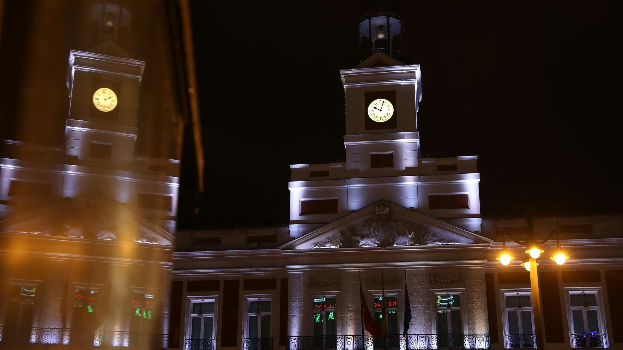 Die Fassade des Real Casa de Correos ist unbeleuchtet. Die spanische Regierung hat wegen des russischen Angriffskriegs „dringende Maßnahmen“ zur Einsparung und zur effizienteren Nutzung von Energie beschlossen. Foto: dpa/Infantes