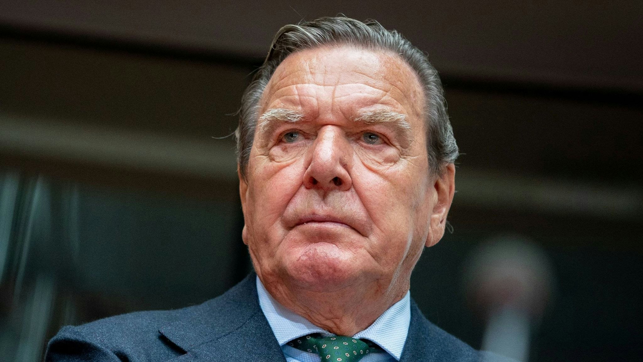 Gerhard Schröder, ehemaliger Bundeskanzler, schaut in die Runde. Foto: dpa/Nietfeld