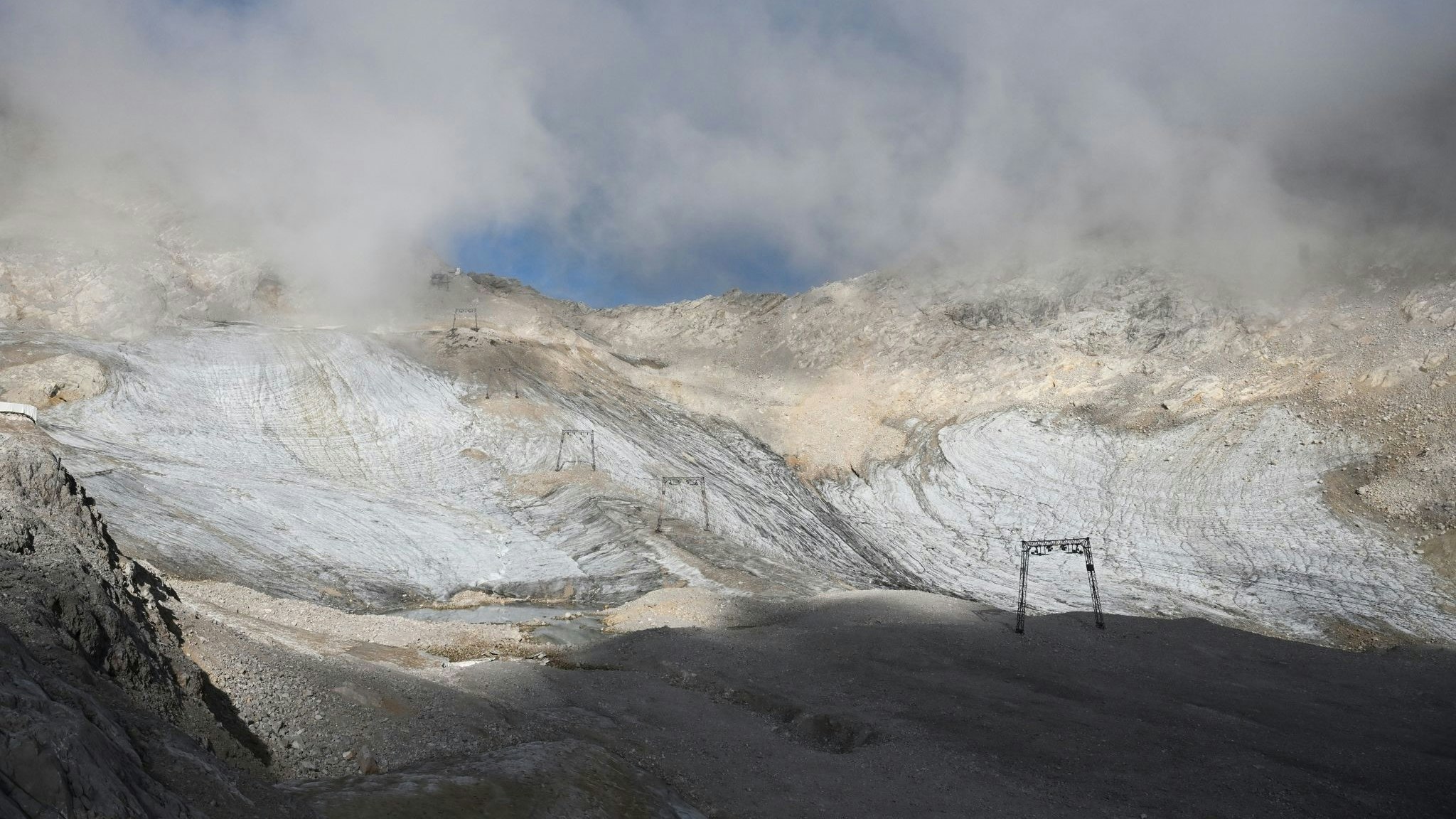 Blankeis ist am nördlichen Schneeferner. Das Eis des Blaueisgletschers, des Schneeferners auf der Zugspitze sowie des Höllentalferners ist innerhalb nur eines Jahres deutlich zurückgegangen. Foto: dpa/Warmuth