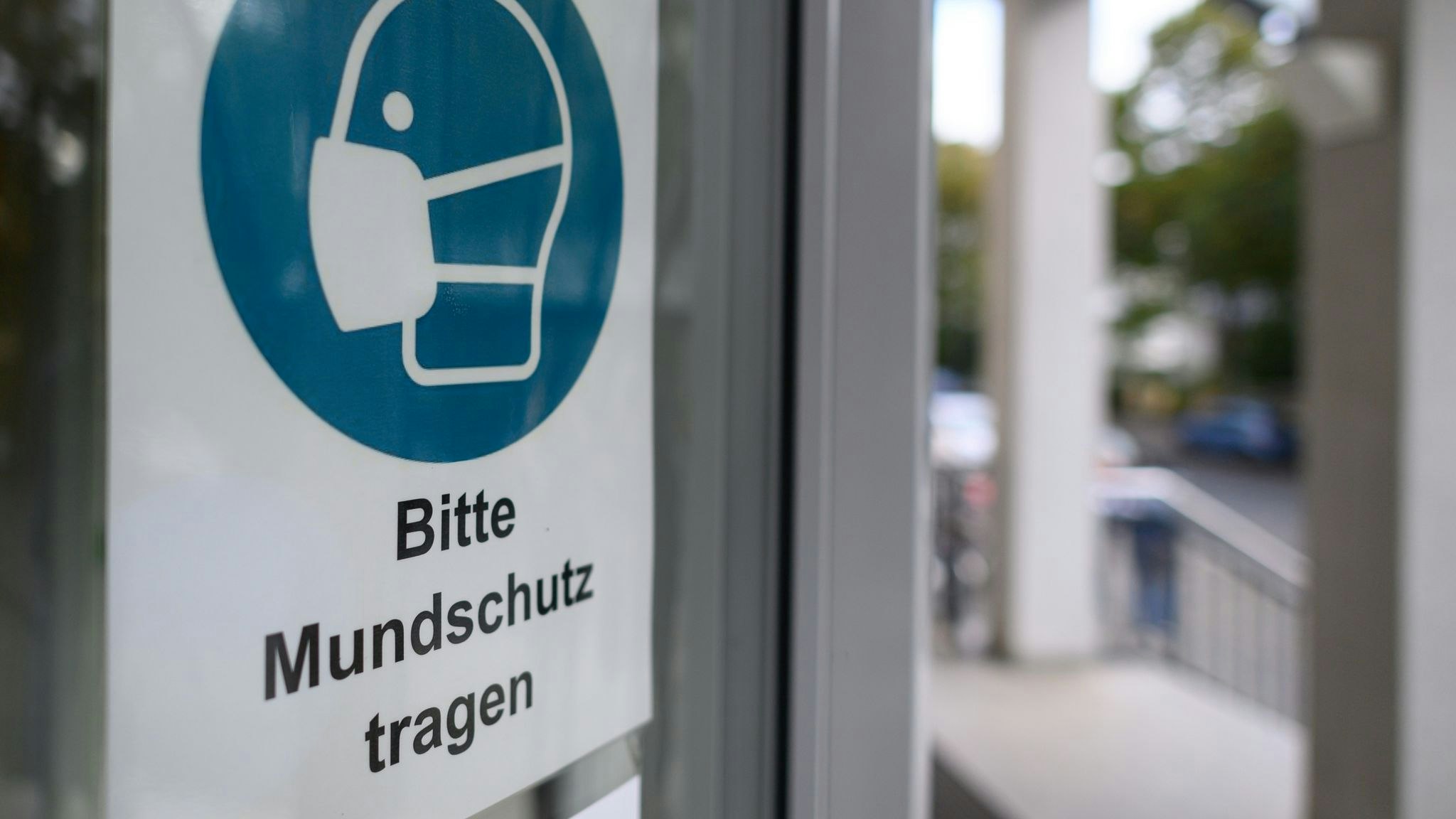 Ein Schild weist an der Tür eines Krankenhauses in Dresden auf die Maskenpflicht hin. Foto: dpa/Michael
