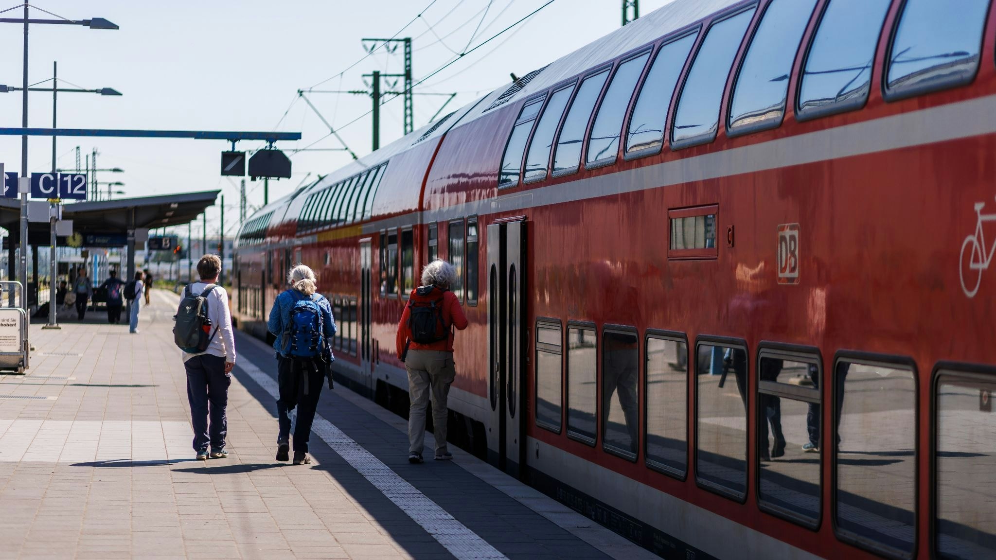 Reisende gsteigen in Karlsruhe in einen Regionalexpress (RE) der Deutschen Bahn. Ab September schlägt eine solche Fahrt wieder mehr zu Buche. Foto: dpa/van Ditfurth