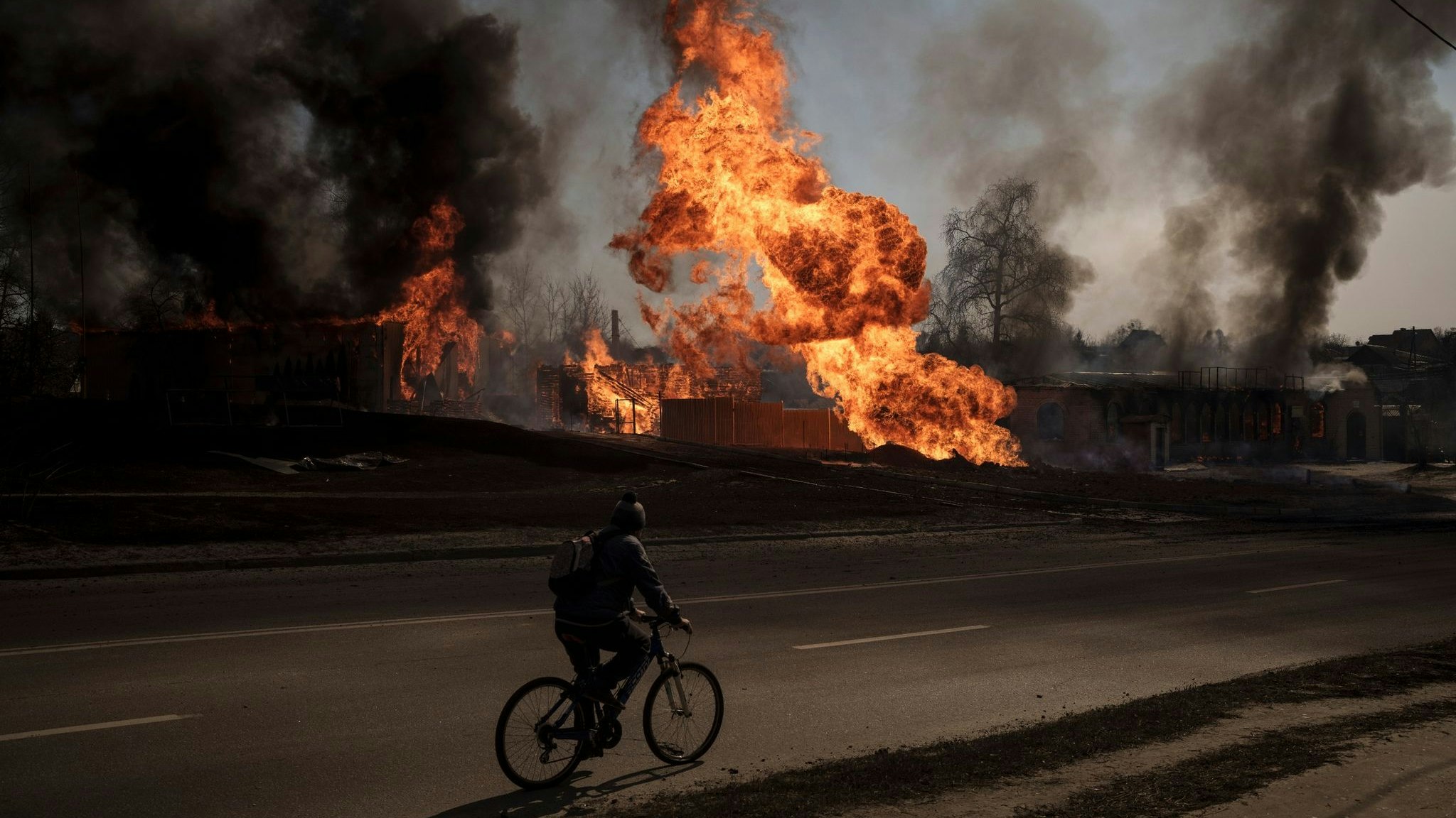 Feuer und dichter Rauch nach einem russischen Angriff in Charkiw. Foto: dpa/Dana