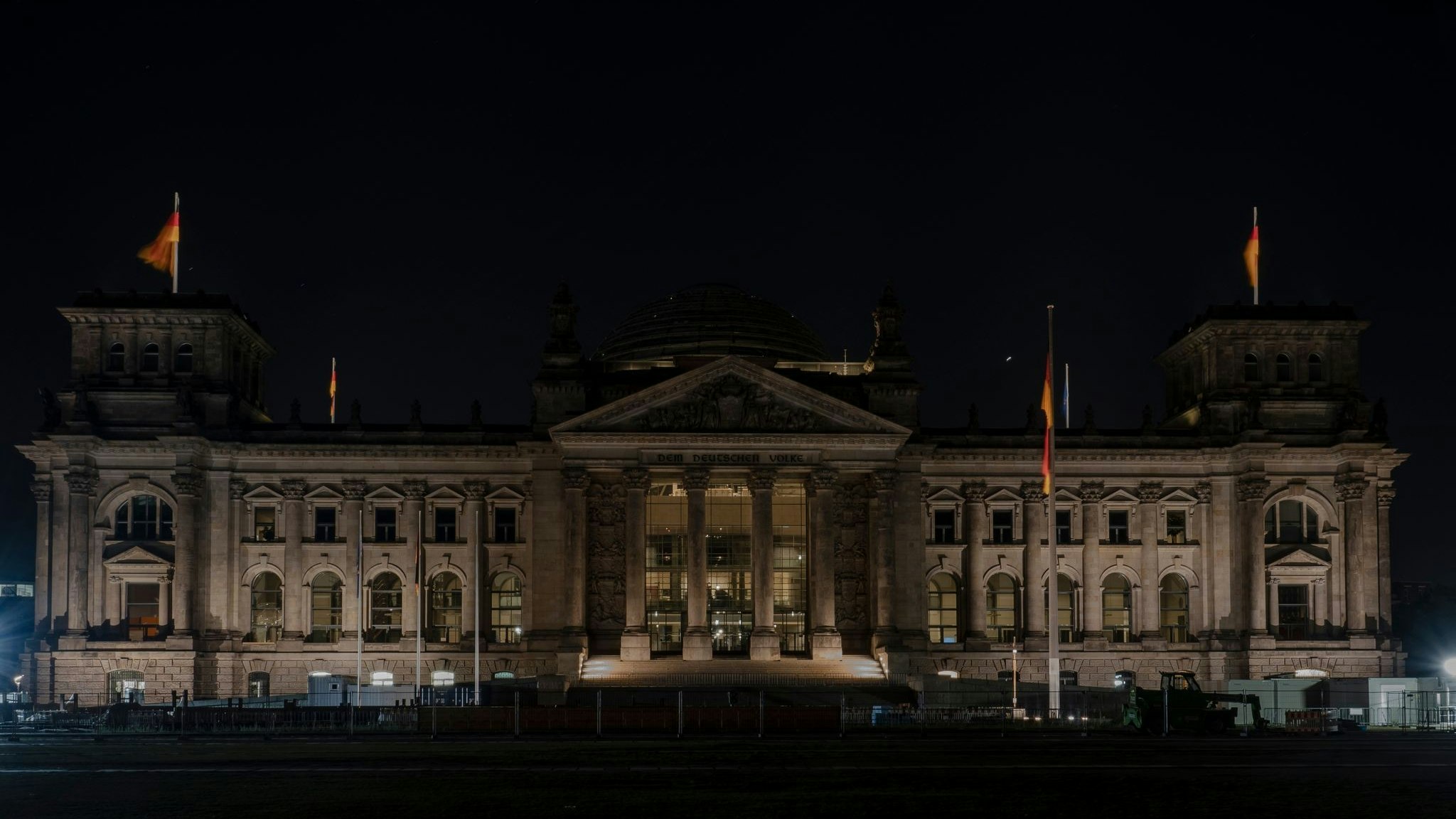 Energiesparmaßnahme: Der Reichstag in Berlin samt Kuppel bleibt in der Nacht dunkel. Foto: dpa/Zinken