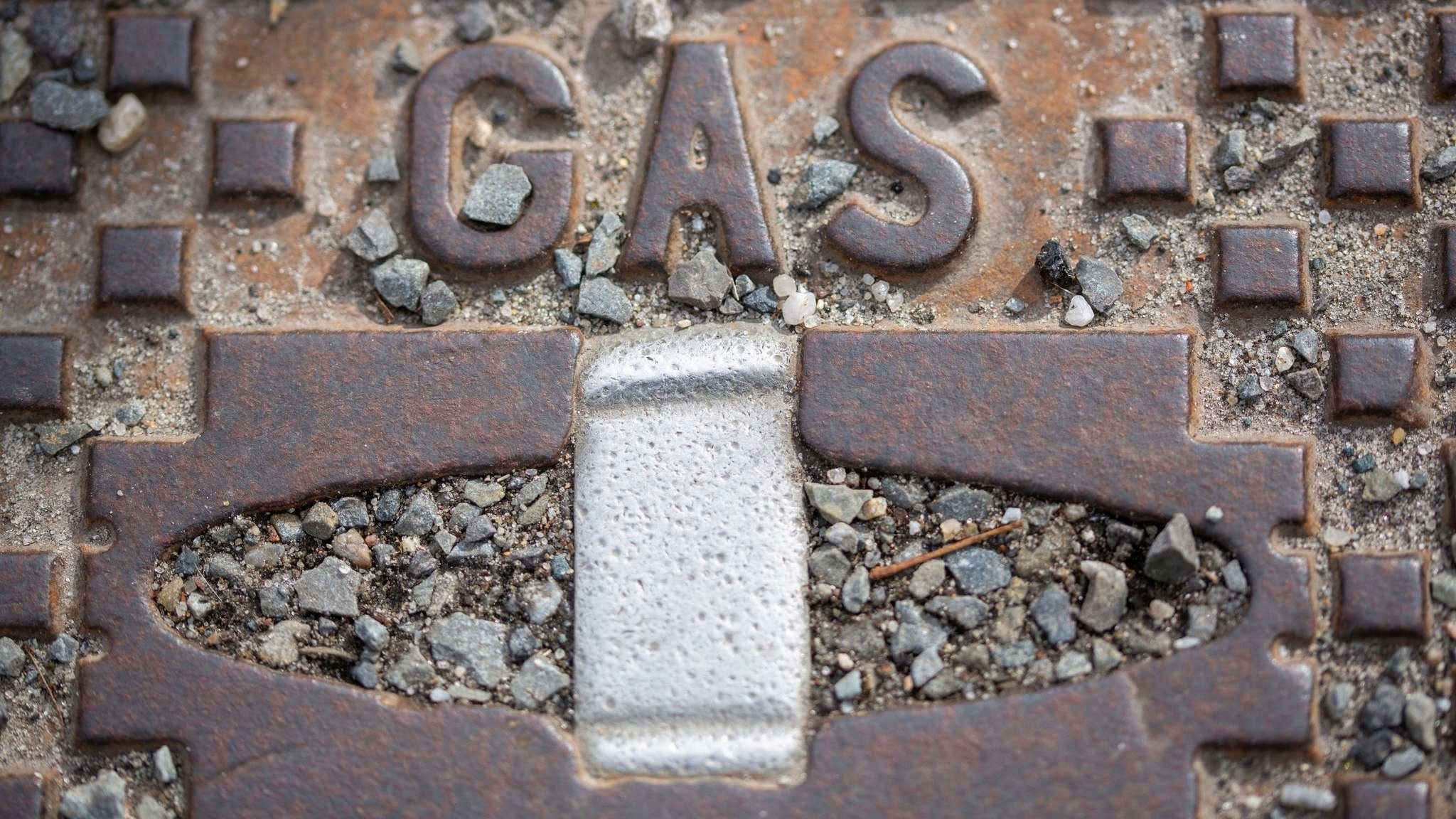 Der Schriftzug "Gas" steht auf einer Straßenkappe. Foto: dpa/Gutierrez-Juarez