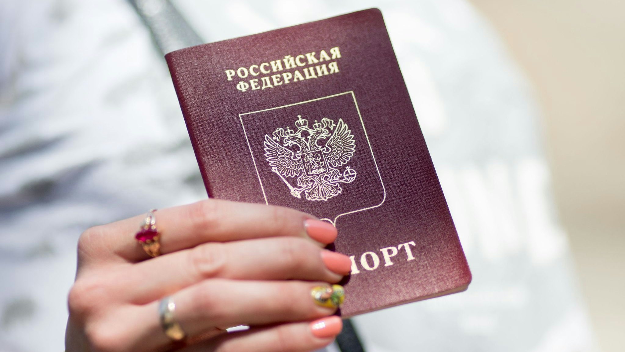 Immer mehr Länder schränken die Vergabe von Schengen-Visa an Russen im Alleingang ein. Foto: dpa