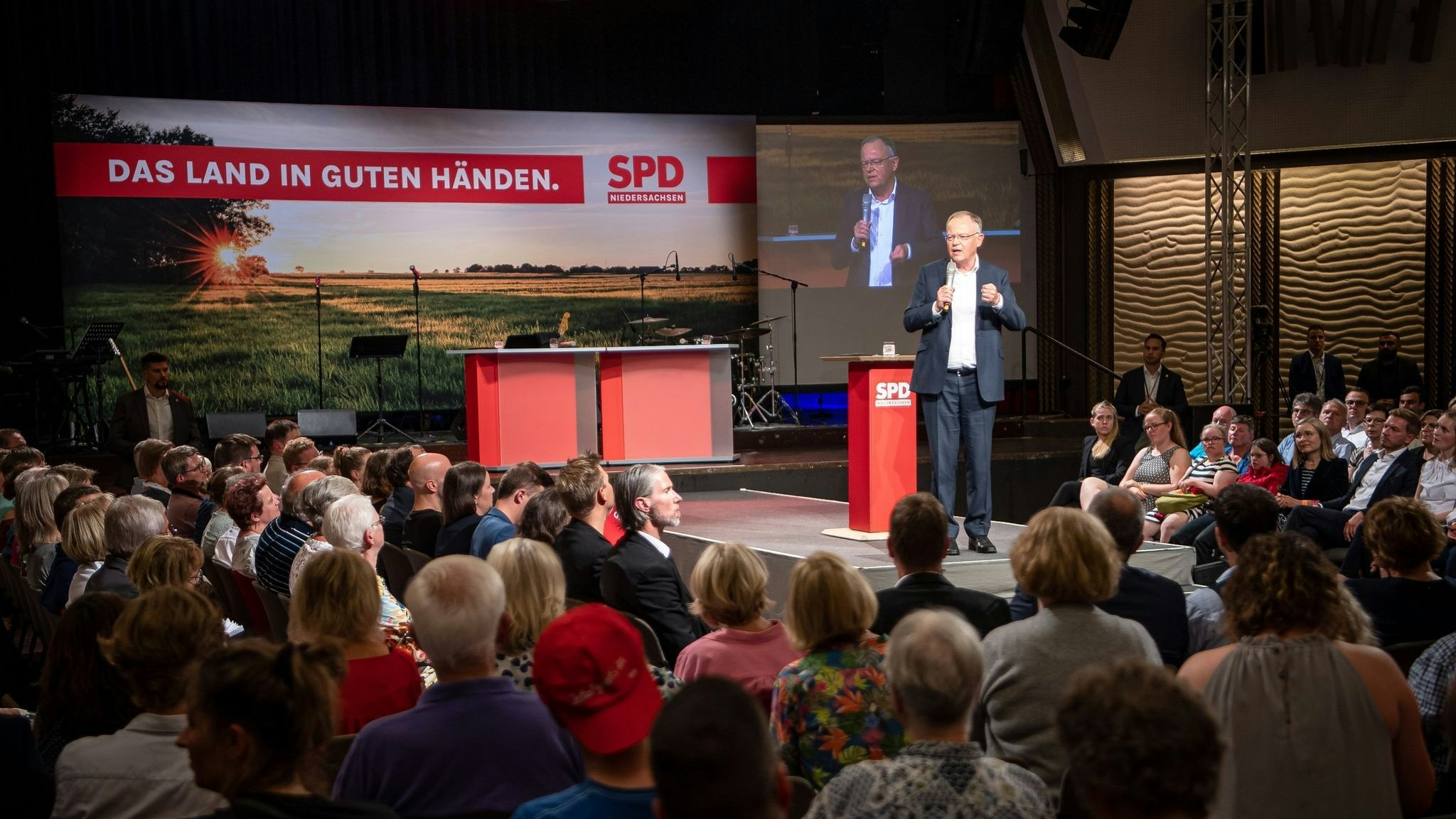 Niedersachsens Ministerpräsident Stephan Weil stellt sich Fragen von Bürgern. Foto: dpa