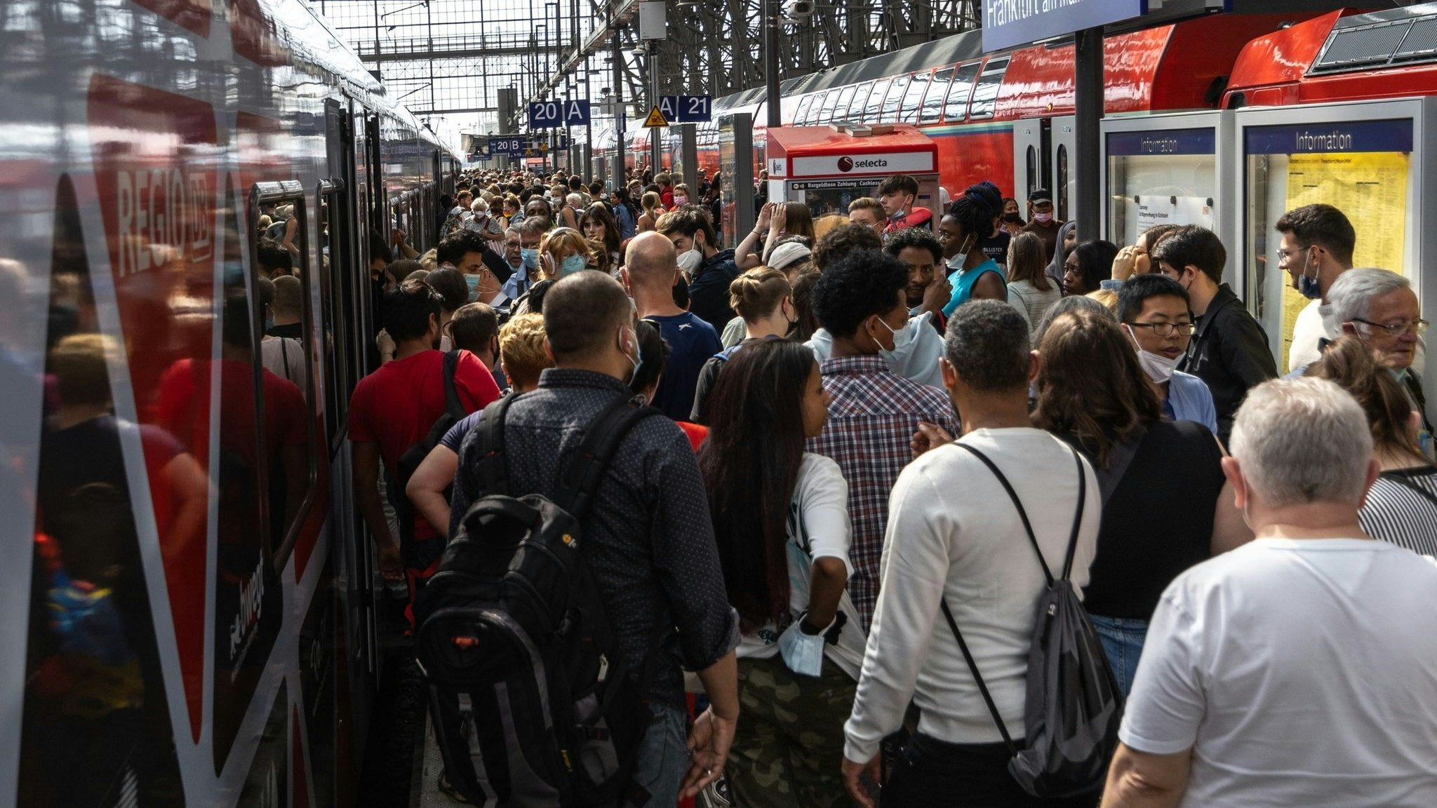 Menschen drängen sich auf einem Gleis im Frankfurter Hauptbahnhof. Foto: dpa/Albert