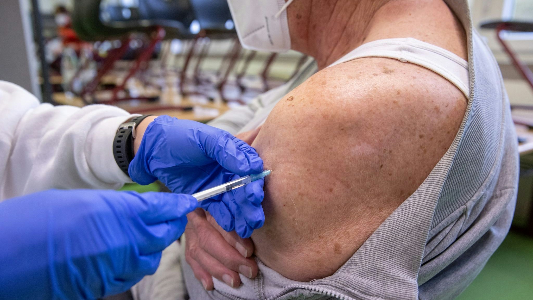 Ein Mann erhält in einem temporären mobilen Impfzentrum in Erlangen eine Auffrischungsimpfung gegen Covid-19. Foto: dpa/Karmann