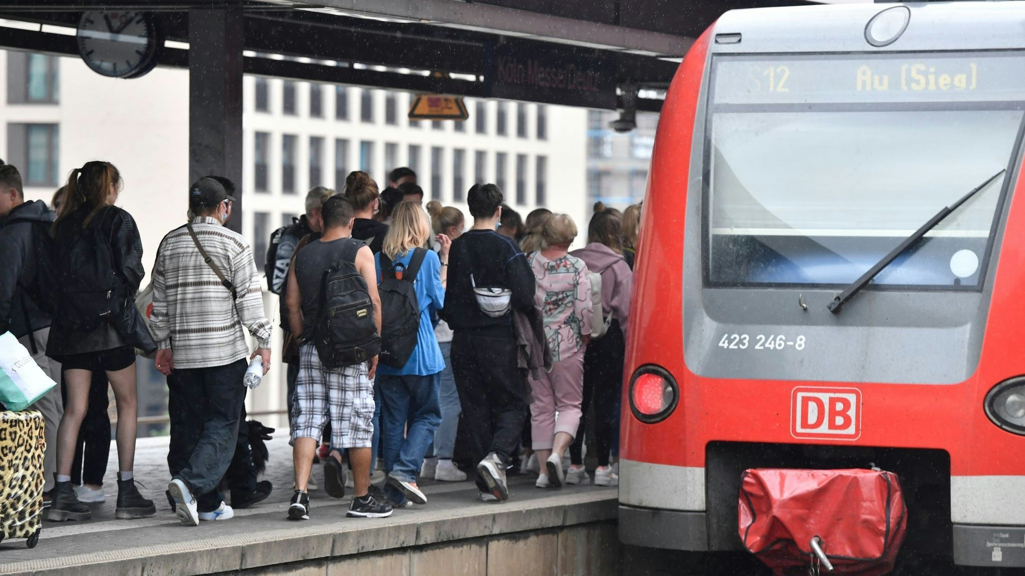 Bahnfahrer drängen sich am Deuter Bahnhof in Köln in einen Regionalzug. Foto: dpa/Pfeil
