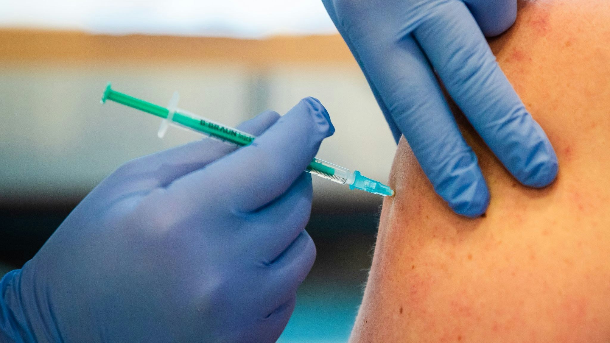 Eine Frau wird bei einer Impfaktion von einem Ärzteteam gegen das Coronavirus geimpft. Foto: dpa/Schmidt