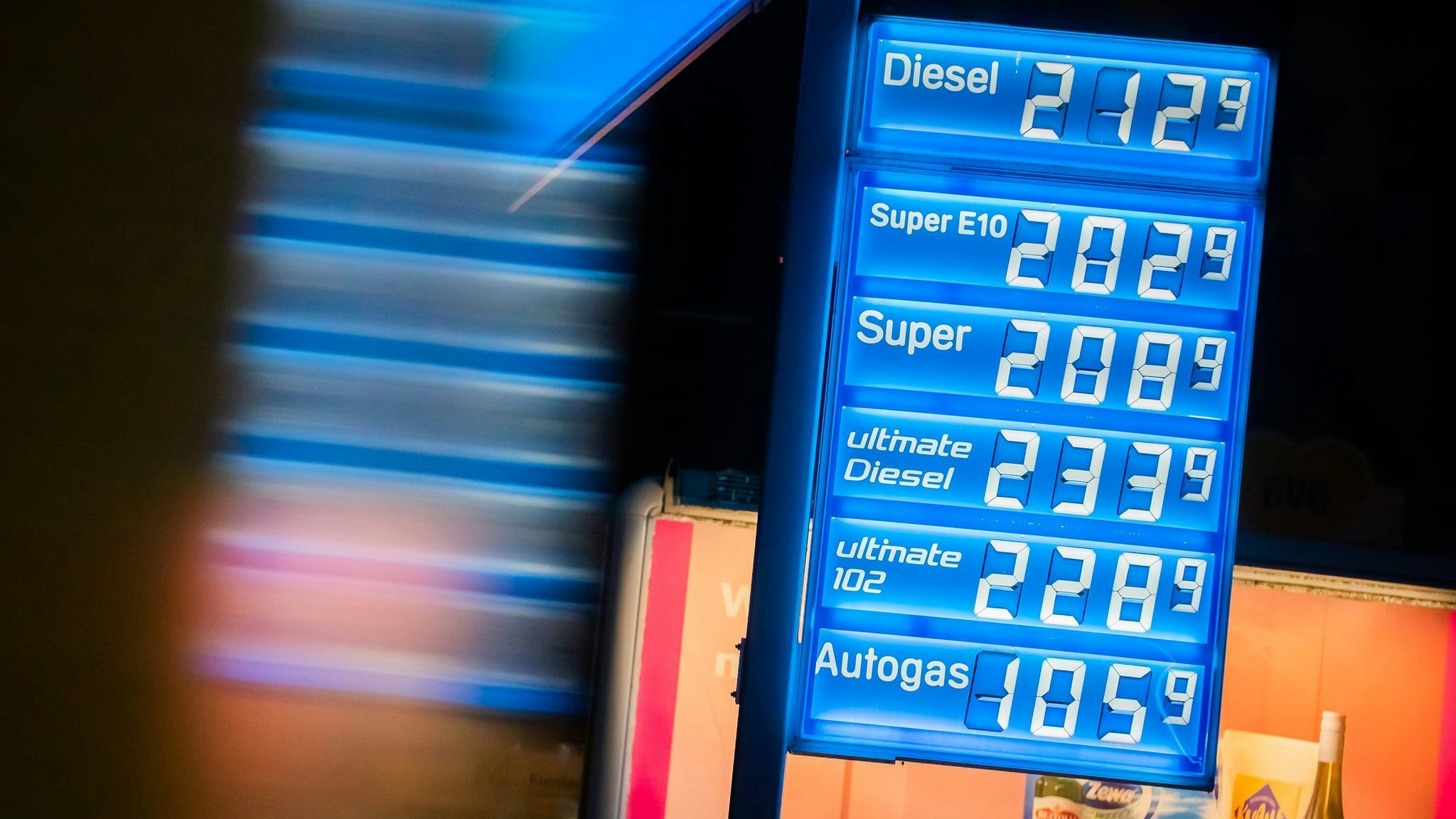 Eine Aral-Tankstelle in Berlin weist gegen 2 Uhr morgens bereits erhöhte Preise aus, bei denen nur noch Autogas unter 2 Euro liegt. Foto: dpa/Soeder