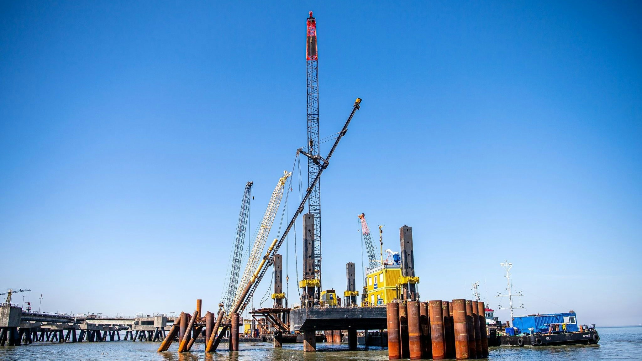 In Wilhelmshaven wird derzeit ein LNG-Terminal errichtet – ein weiteres soll offenbar angemietet werden. Foto: dpa/Schuldt