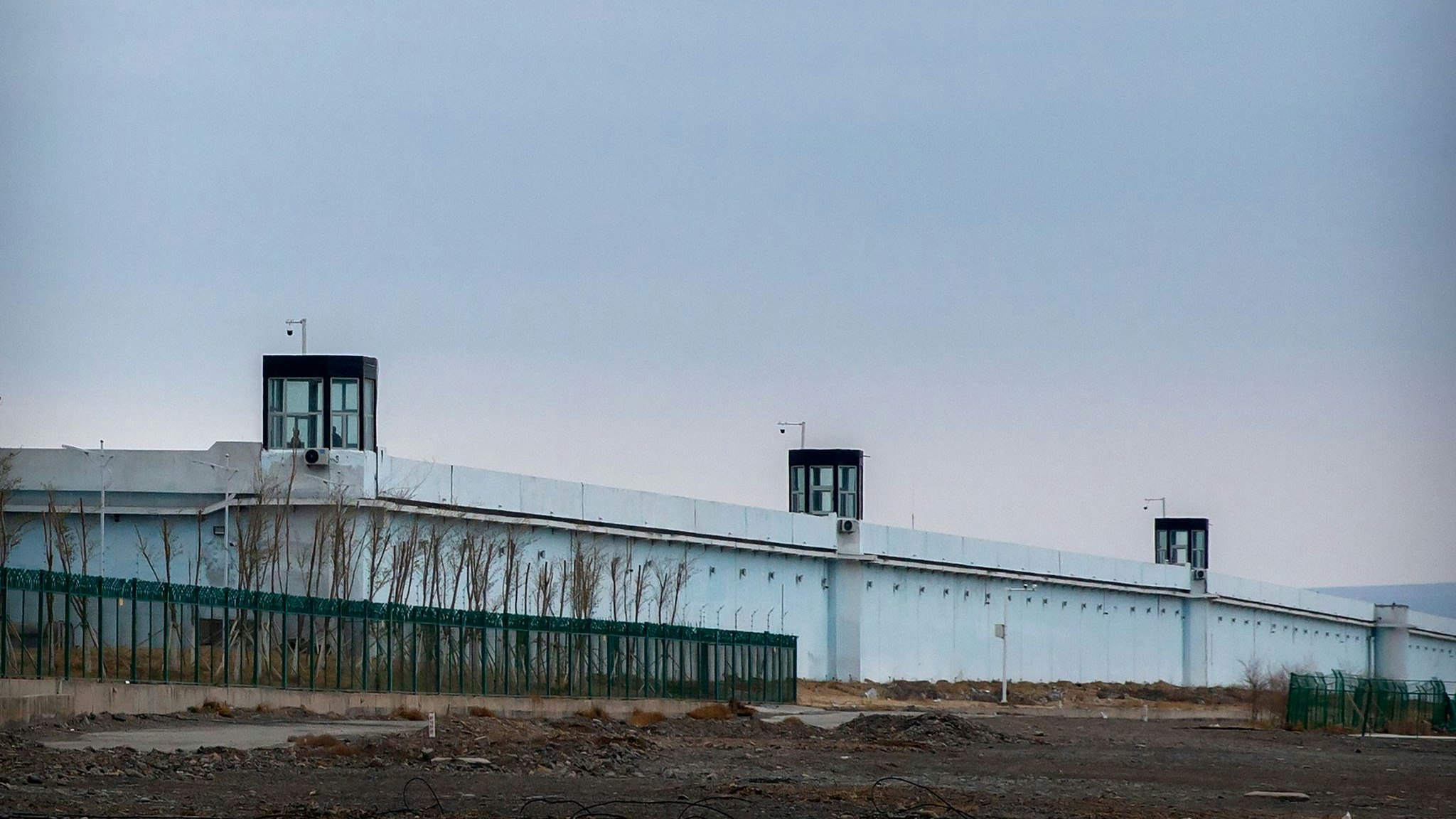 Blick auf die Wachtürme an der Außenmauer des Gefangenenlagers Urumqi Nr. 3 im Westen der Autonomen Region Xinjiang. Foto: dpa/Schiefelbein