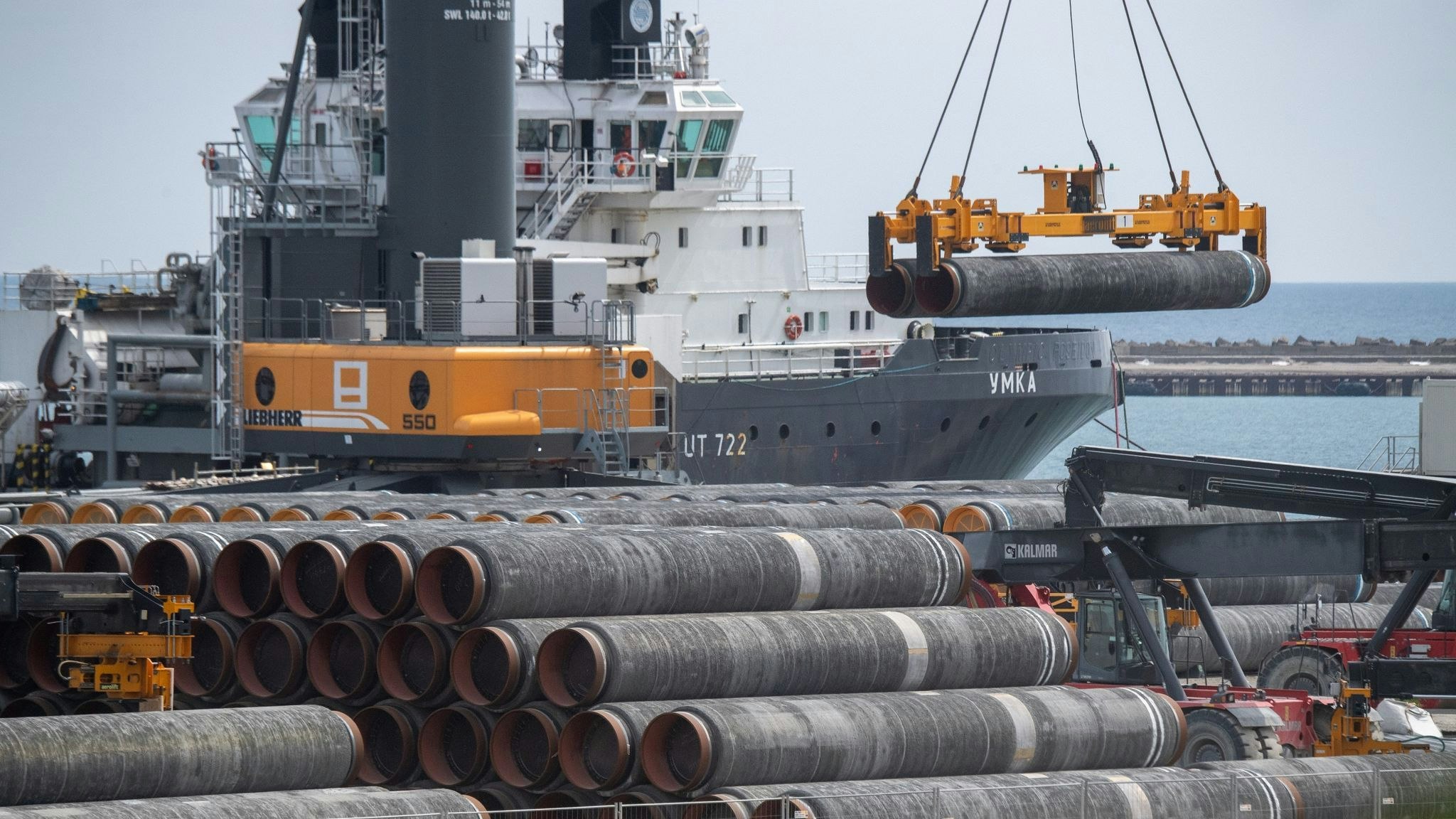 Rohre für Nord Stream 2 liegen im Sommer des vergangenen Jahres im Hafen von Mukran auf Rügen. Foto: dpa/Sauer