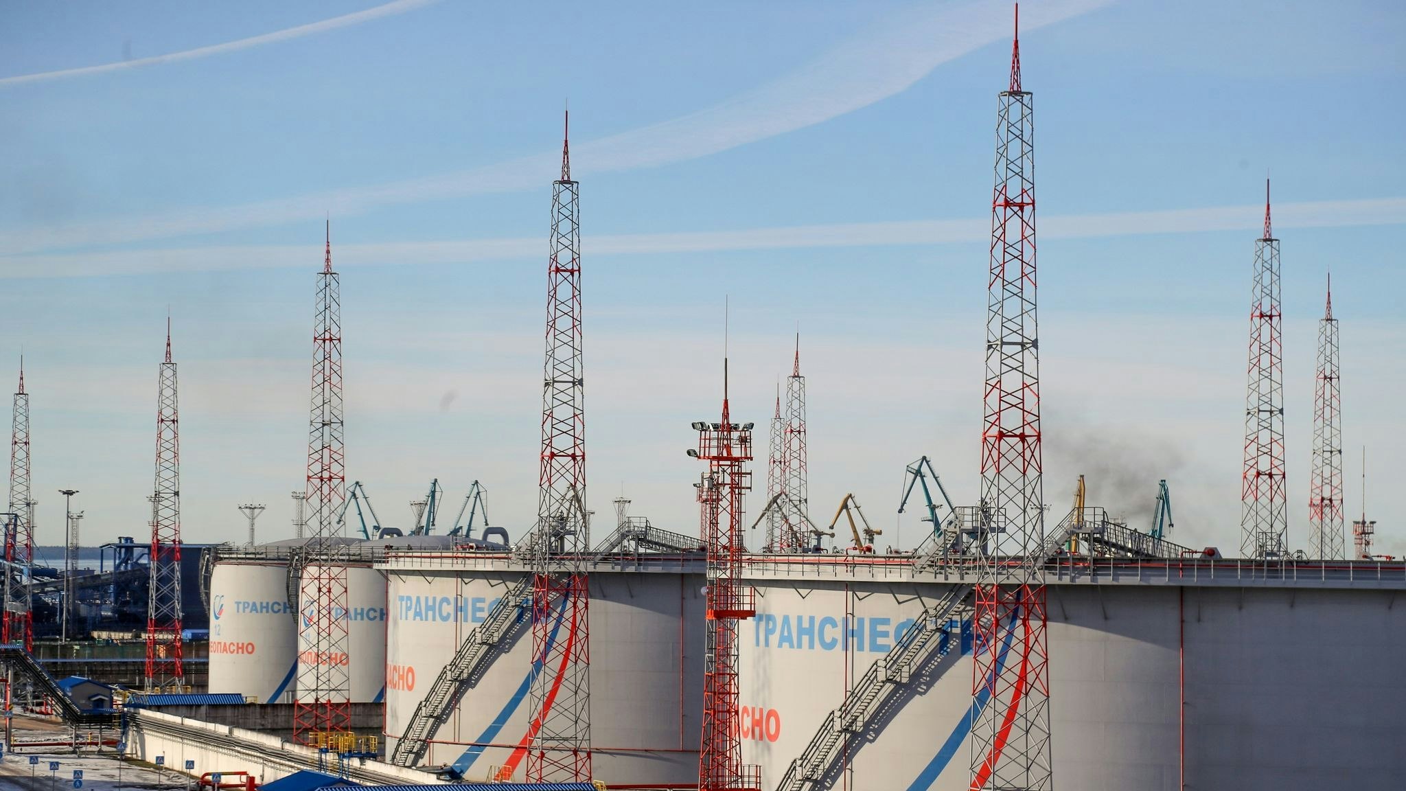 Tanks von Transneft, einem staatlichen russischen Unternehmen, das die Erdöl-Pipelines des Landes betreibt. Foto: dpa/Stringer