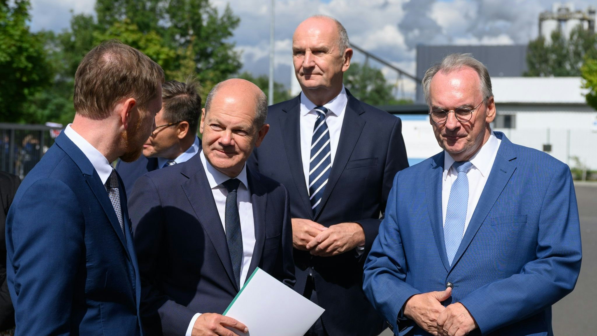 Bundeskanzler Olaf Scholz (2.v.l) mit den Ministerpräsidenten Michael Kretschmer (Sachsen, l.), Dietmar Woidke (Brandenburg, 2.v.r.) und Reiner Haseloff (Sachsen-Anhalt). Foto: dpa/Michael