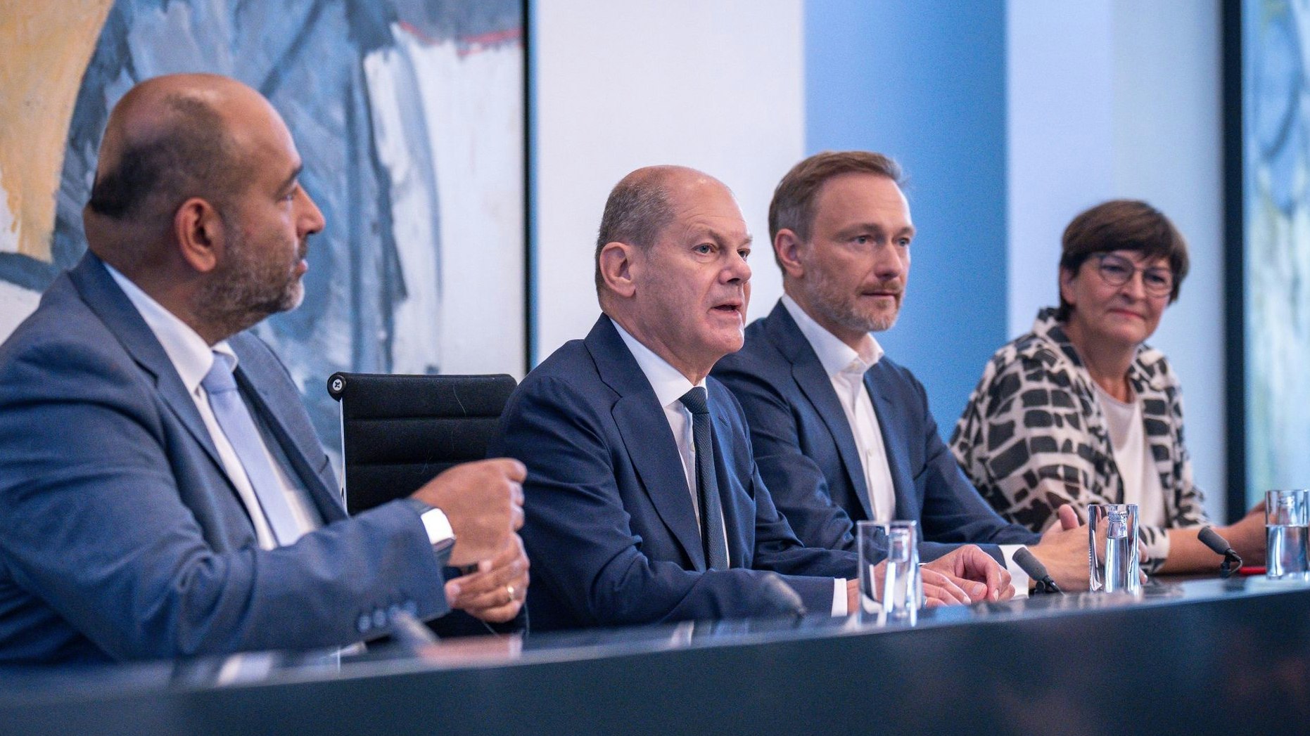 Der Koalitionsausschuss um Bundeskanzler Olaf Scholz (SPD, 2. von links) stellt die Verhandlungsergebnisse vor. Foto: dpa/Kappeler