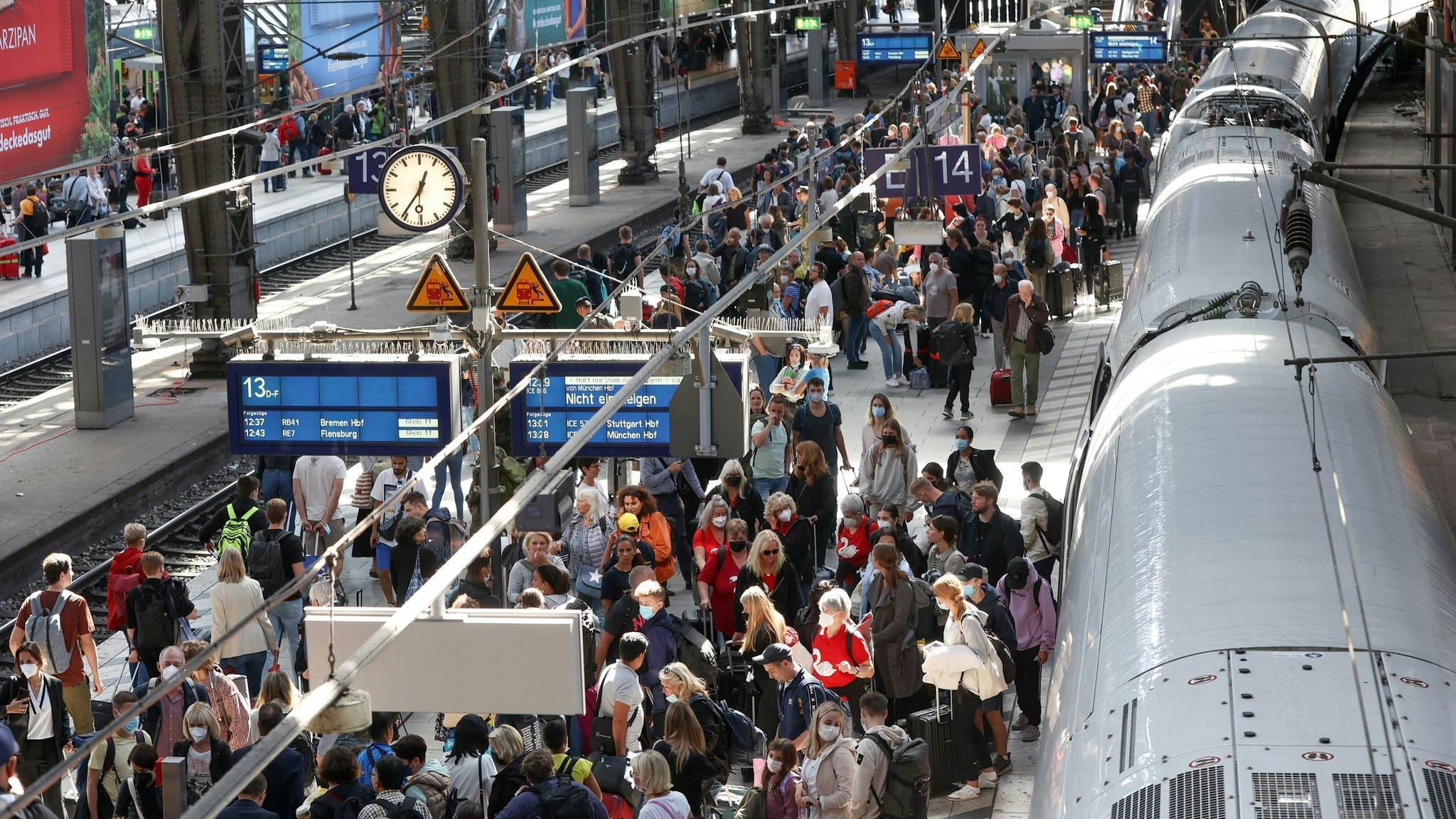 Reisende warten am Hauptbahnhof am ersten Freitag nach dem letzten 9-Euro-Ticket-Wochenende auf ihren Zug. Foto: dpa/Marks