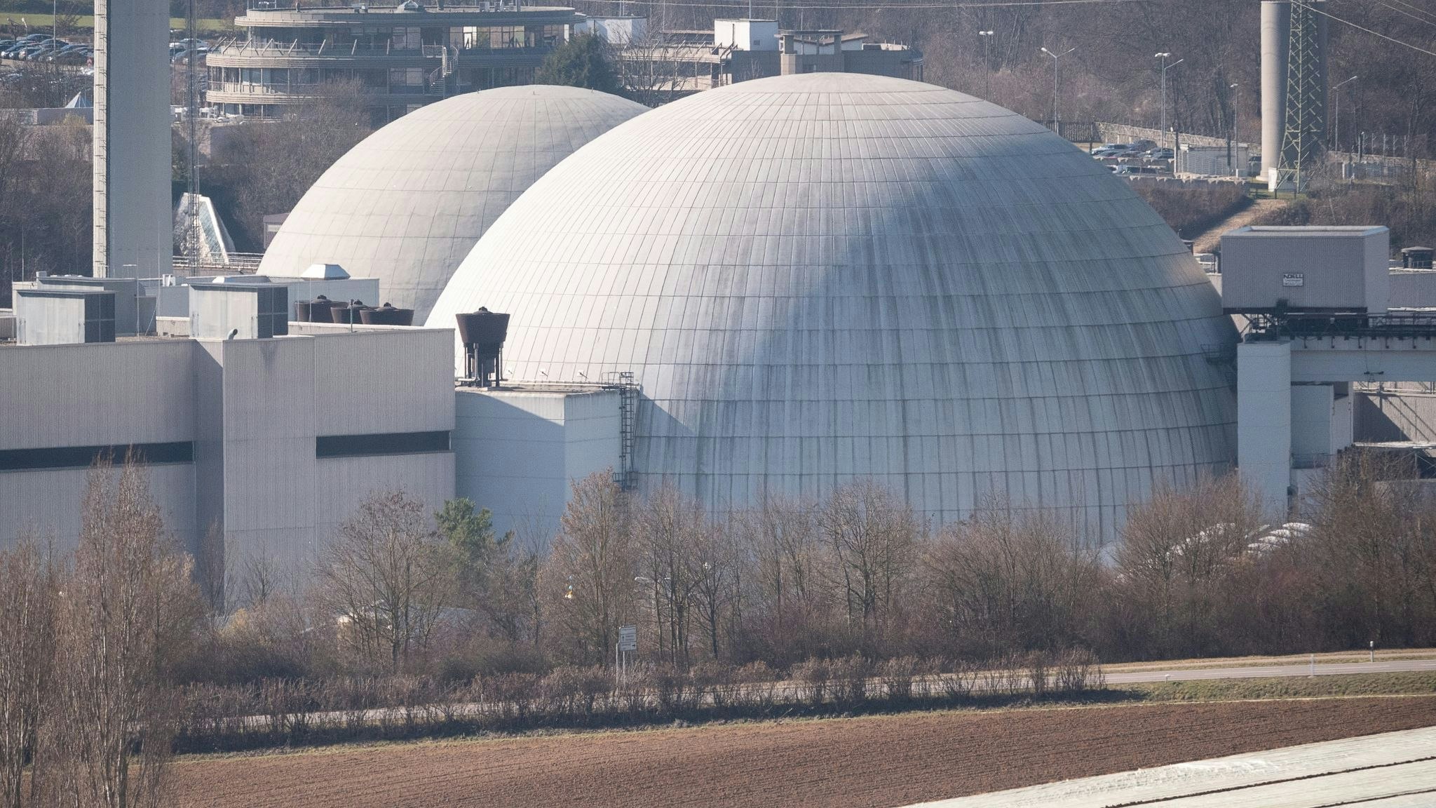 Das AKW Neckarwestheim soll ebenso wie das Kraftwerk Isar 2 nötigenfalls einen zusätzlichen Beitrag im Stromnetz in Süddeutschland leisten. Foto: dpa/Gollnow