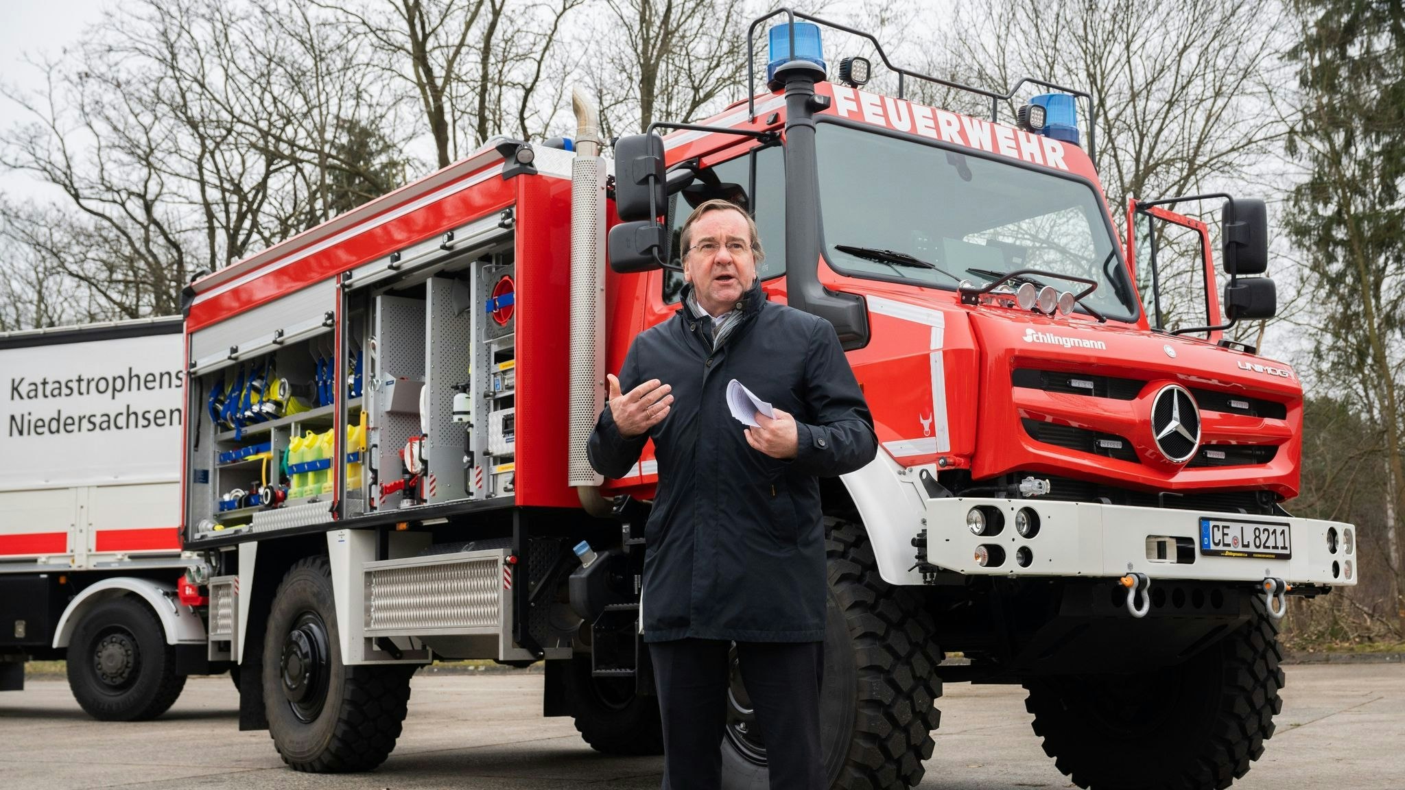 Niedersachsens Innenminister Boris Pistorius (SPD) steht vor einem Waldbrandtanklöschfahrzeug. Foto: dpa/Stratenschulte