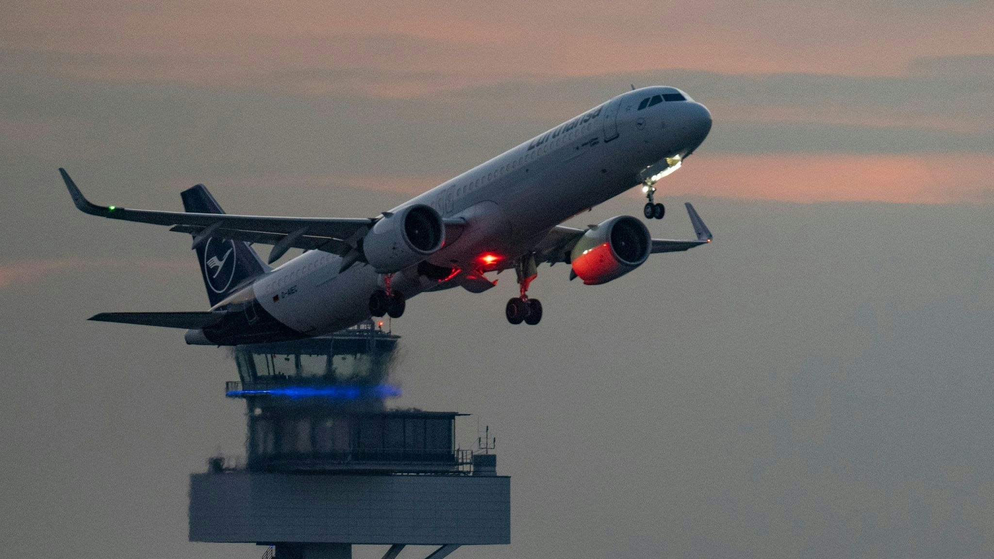 Eine Passagiermaschine der Lufthansa startet in der Abenddämmerung auf dem Flughafen Frankfurt. Foto: dpa/Roessler