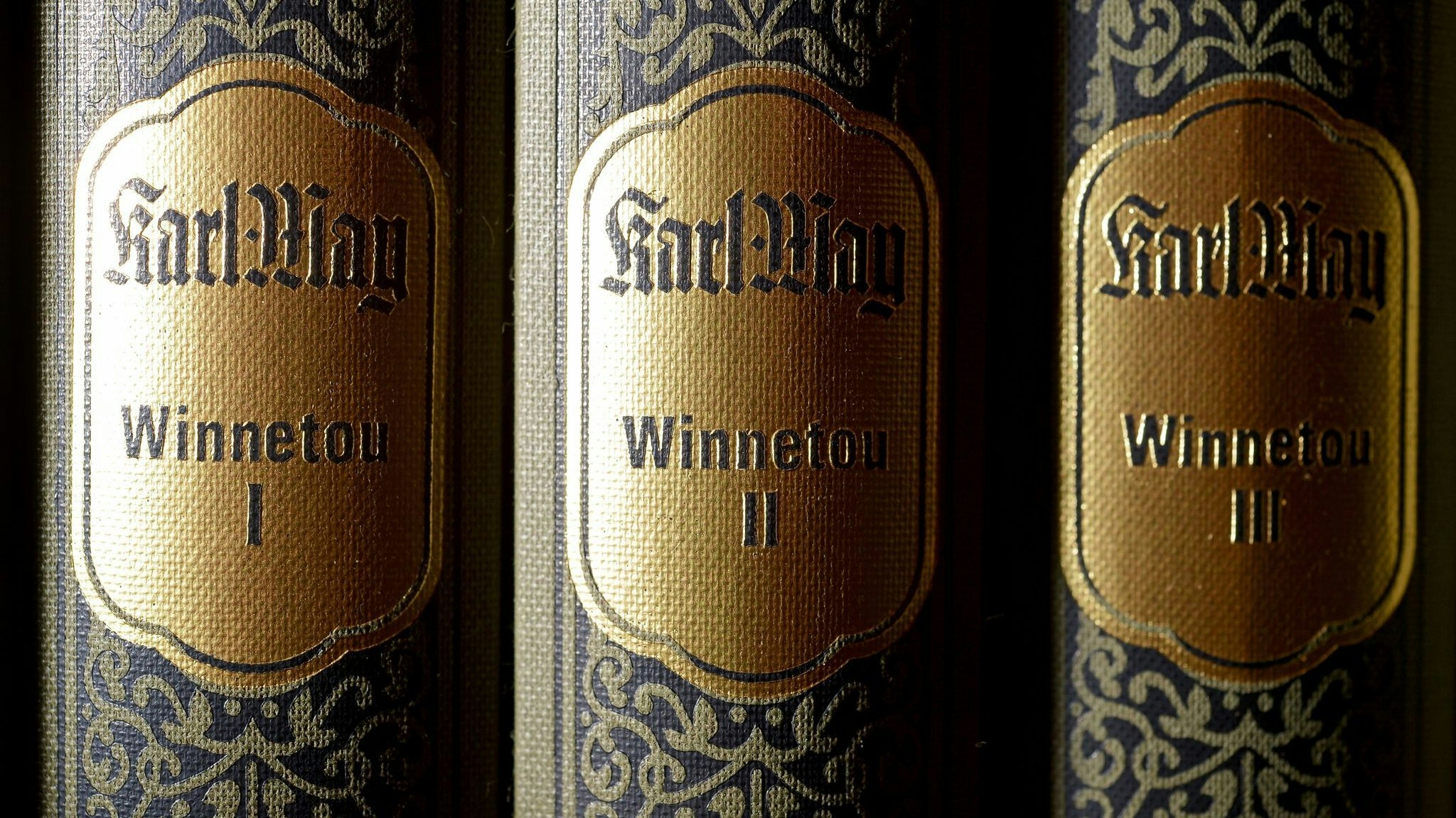 "Winnetou"-Bücher in einem Regal des Karl-May-Verlags. Foto: dpa/Ebener